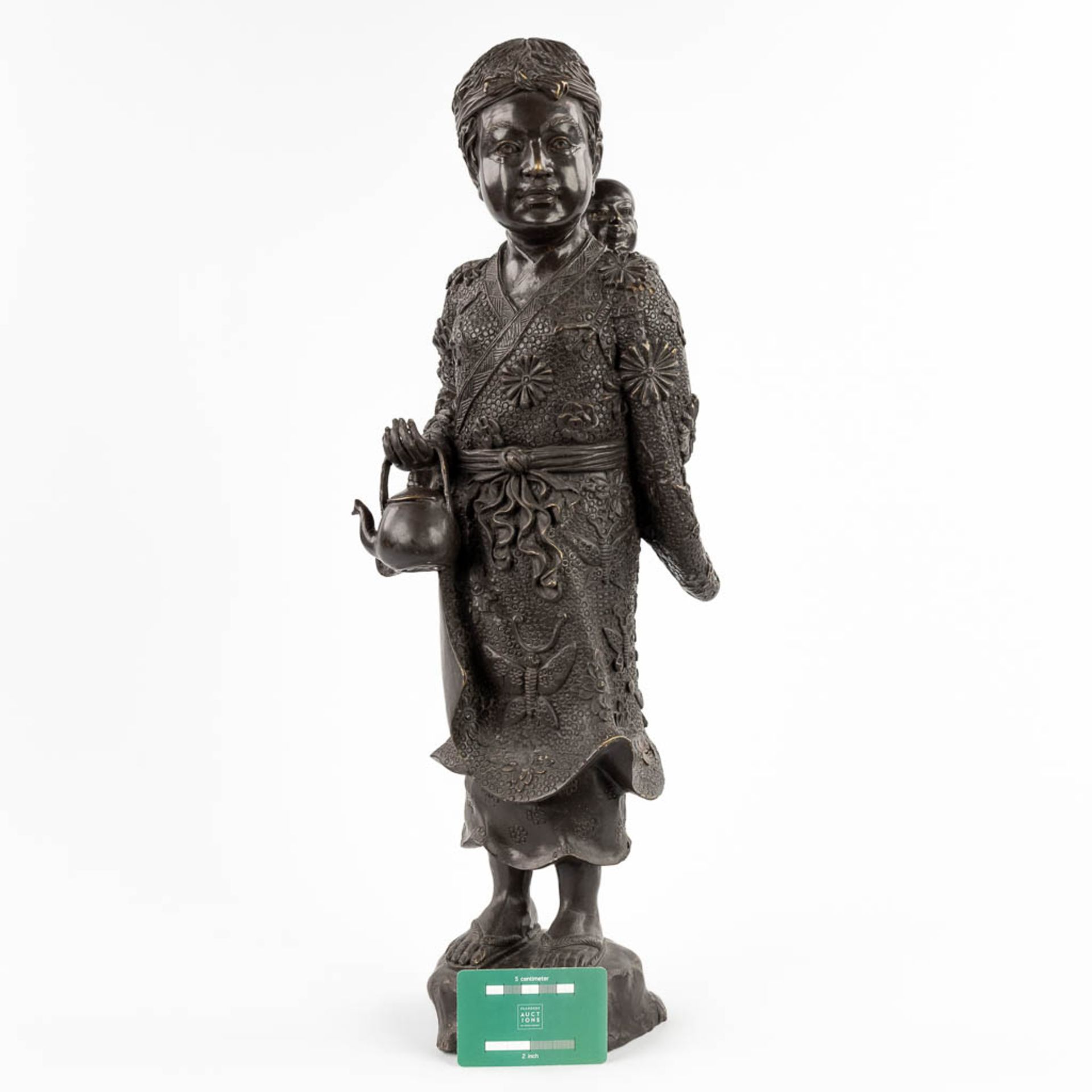 A Japanese Okimono of a mother with child, patinated bronze. 20th C. (D:18 x W:22 x H:59 cm) - Image 2 of 16