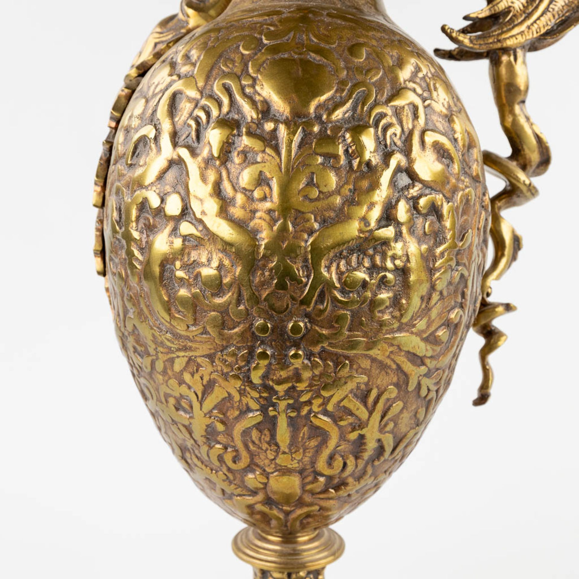 A large pitcher decorated with a dragon, bronze, 20th C. (D:18 x W:23 x H:57 cm) - Image 16 of 17