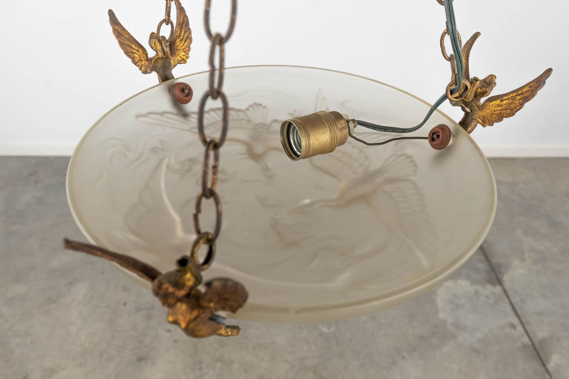 An art glass chandelier, suspended by bronze angels and decorated with flying birds. Art Deco. (D:40 - Bild 5 aus 9