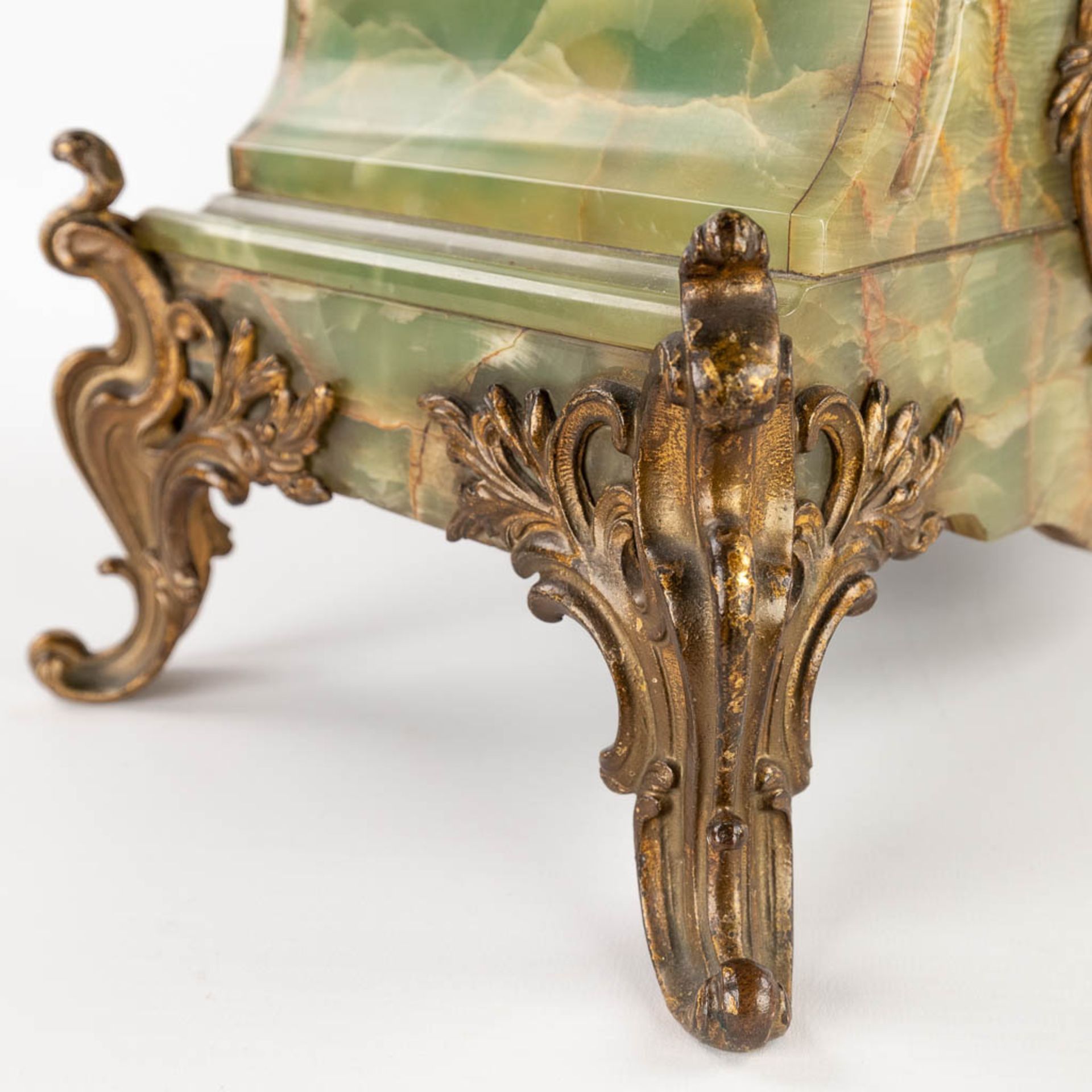 A three-piece mantle garniture clock with side pieces, spelter on an onyx base. 19th C. (D:20 x W:37 - Bild 20 aus 21