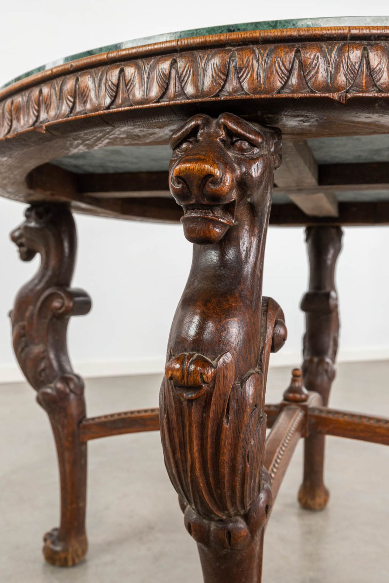 A wood-sculptured coffee table, mythological figurines and a green marble top. 20th C. (D:93 x W:93  - Bild 9 aus 13