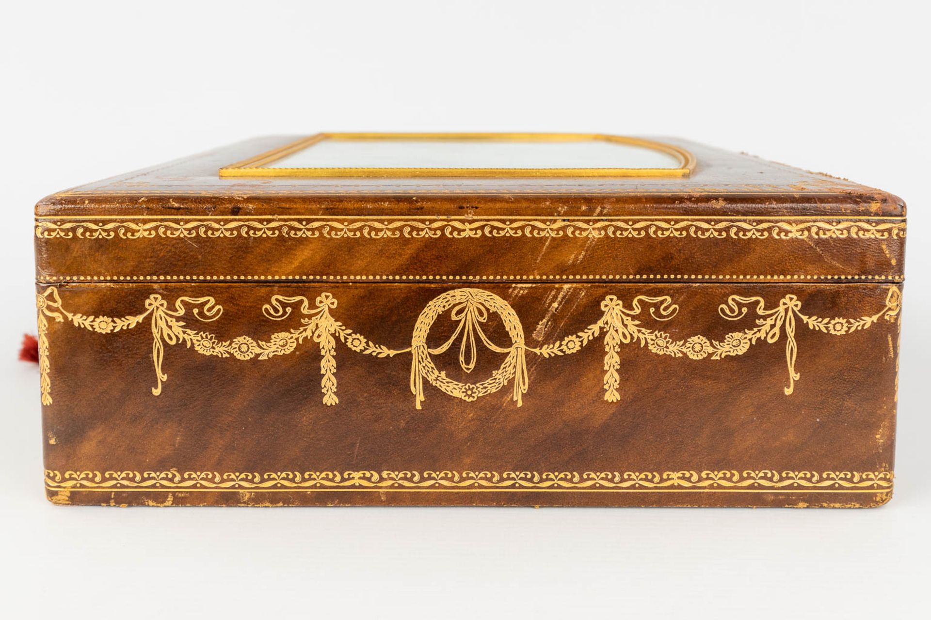 A decorative jewellery box with hand-painted decor. (D:28 x W:36,5 x H:11 cm) - Image 12 of 15