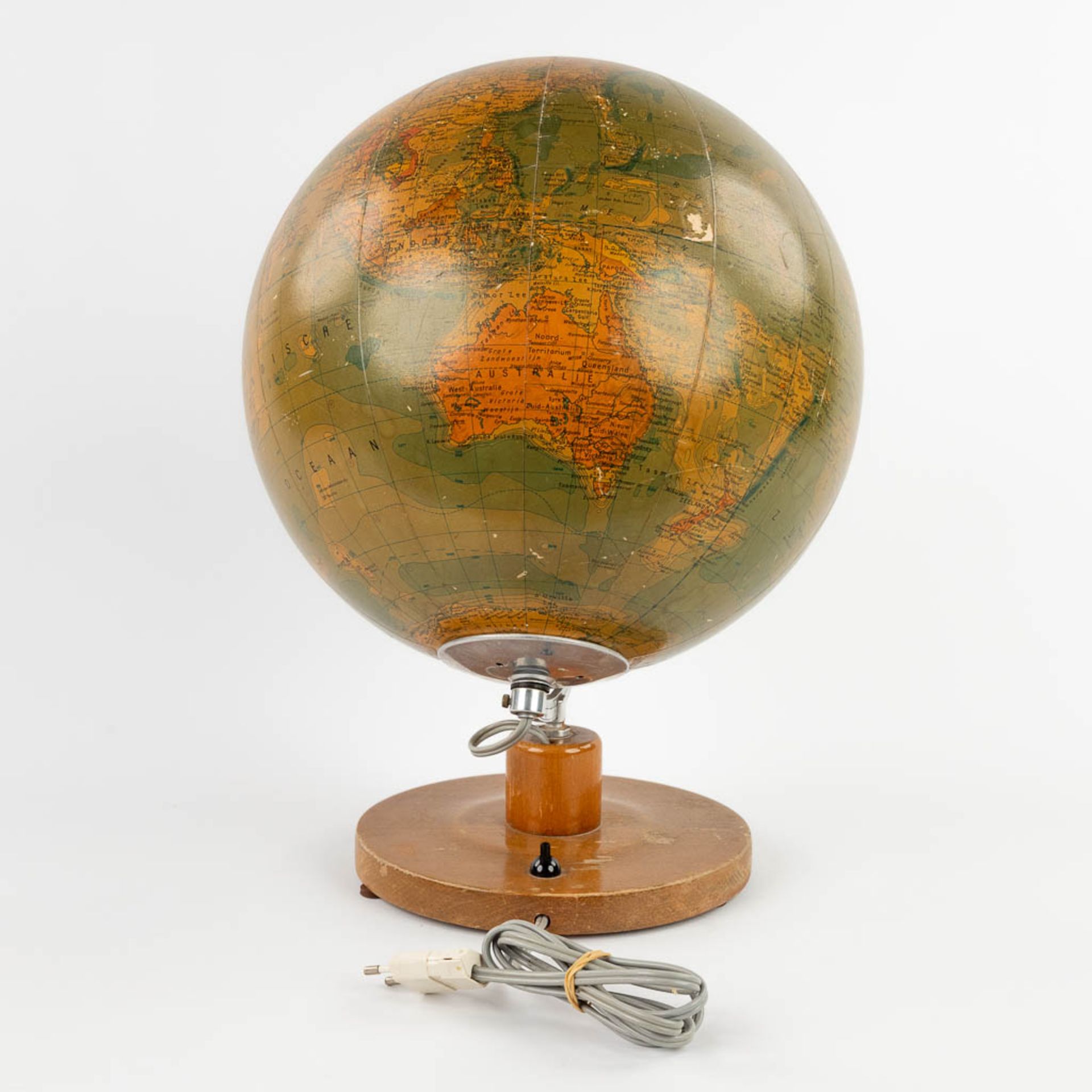 A mid-century globe on a wood base, with illumination. Glass, Circa 1960. (H:46 x D:33 cm) - Image 6 of 16