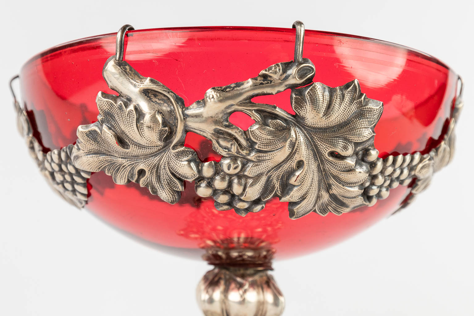 A red glass bowl on a silver base, decorated with grape vines. (H:20 x D:18,5 cm) - Image 9 of 14