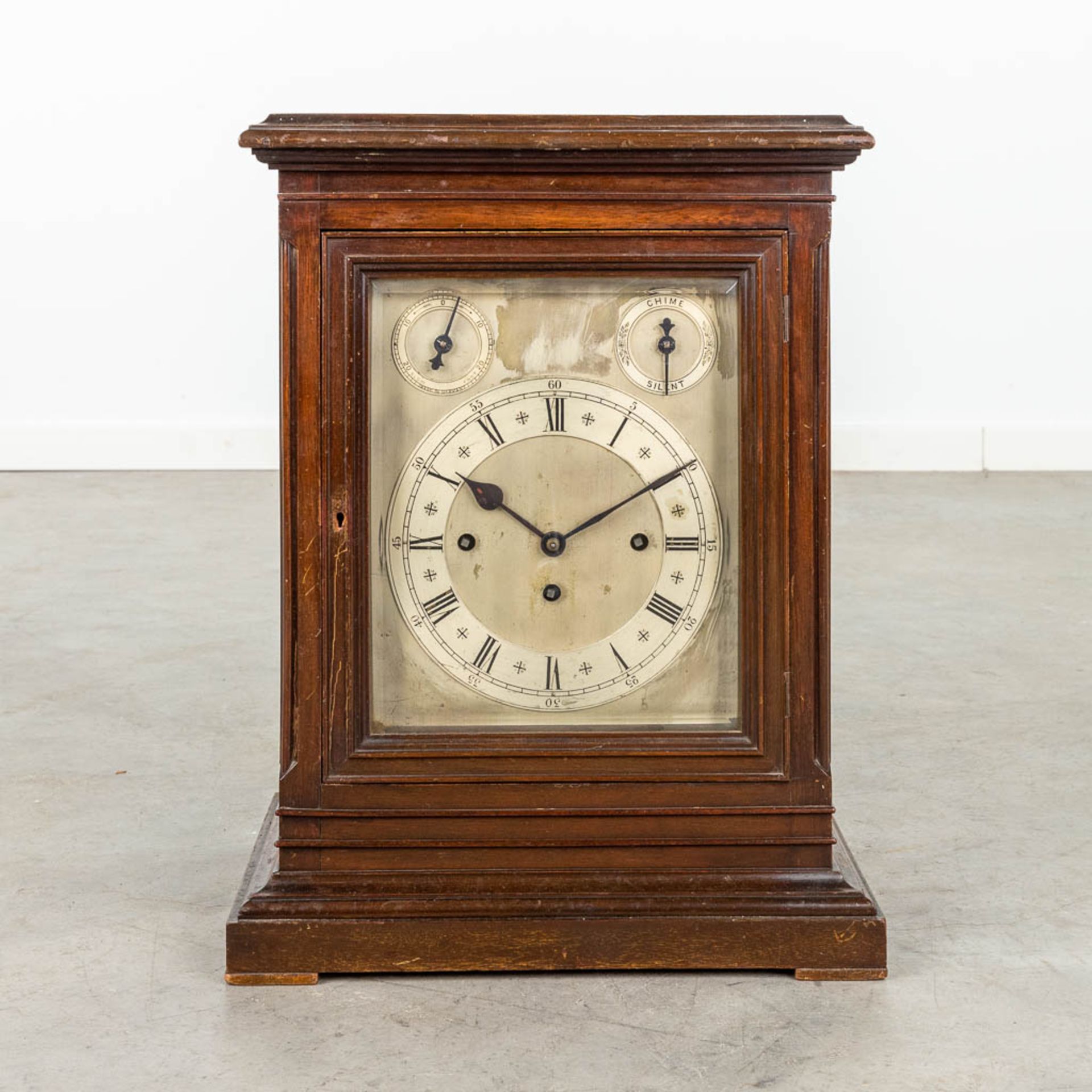 An antique English table clock with 3 gongs. Silver-plated dial and Snek movement. 19th C. (D:25 x W - Image 3 of 14
