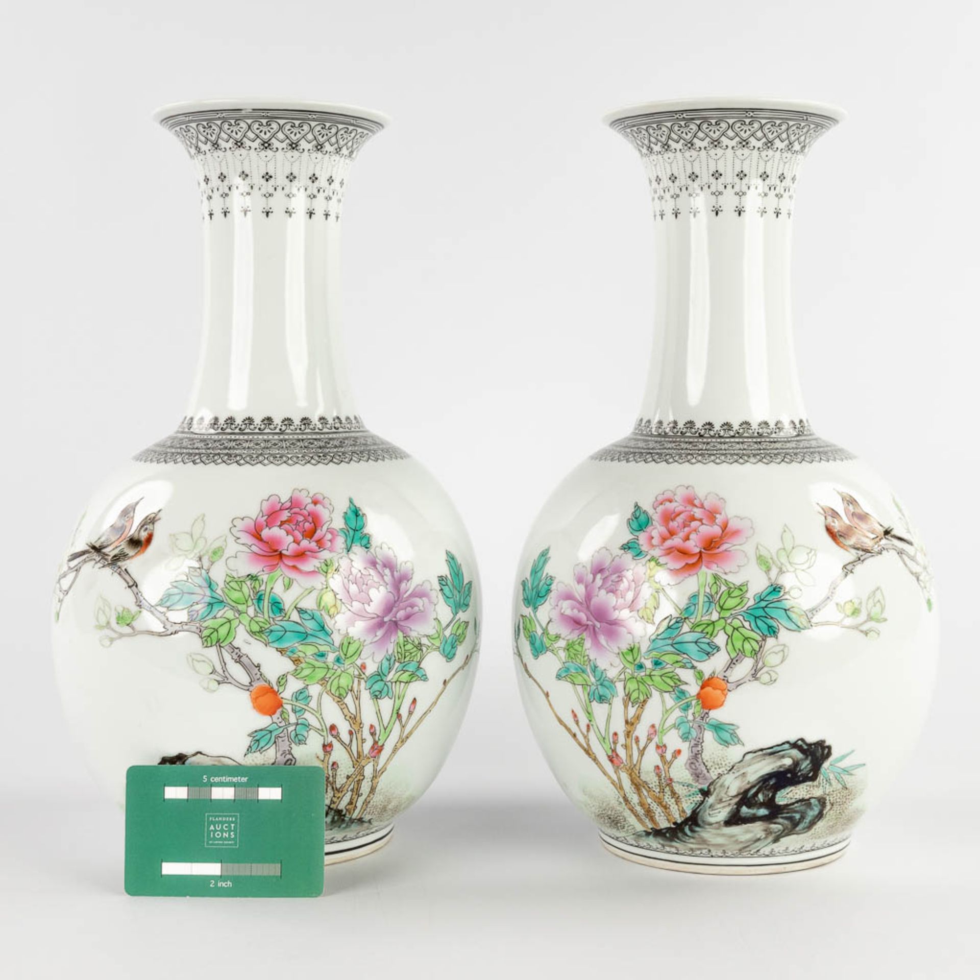 A pair of Chinese vases, decorated with fauna and flora, 20th C. (H:35 x D:20 cm) - Bild 2 aus 15