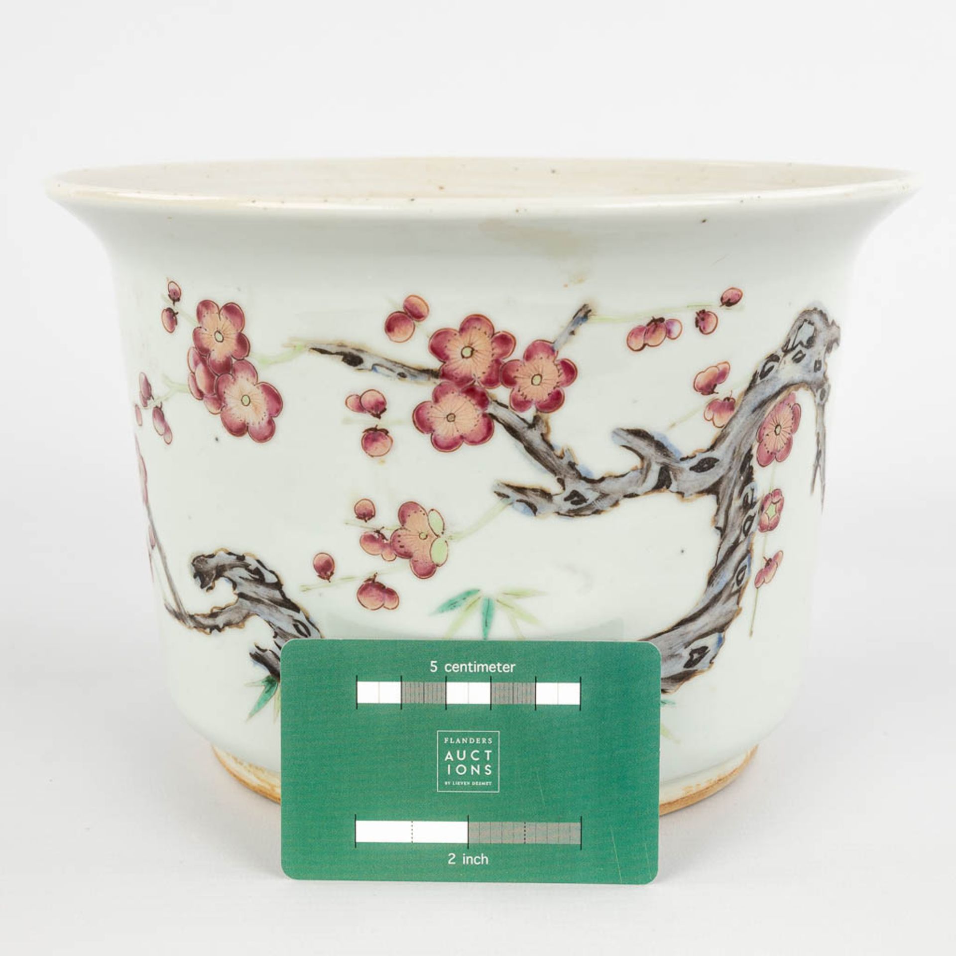 A Chinese flower pot, decorated with spring flowers, 19th/20th C. (H:15,5 x D:22 cm) - Image 2 of 12