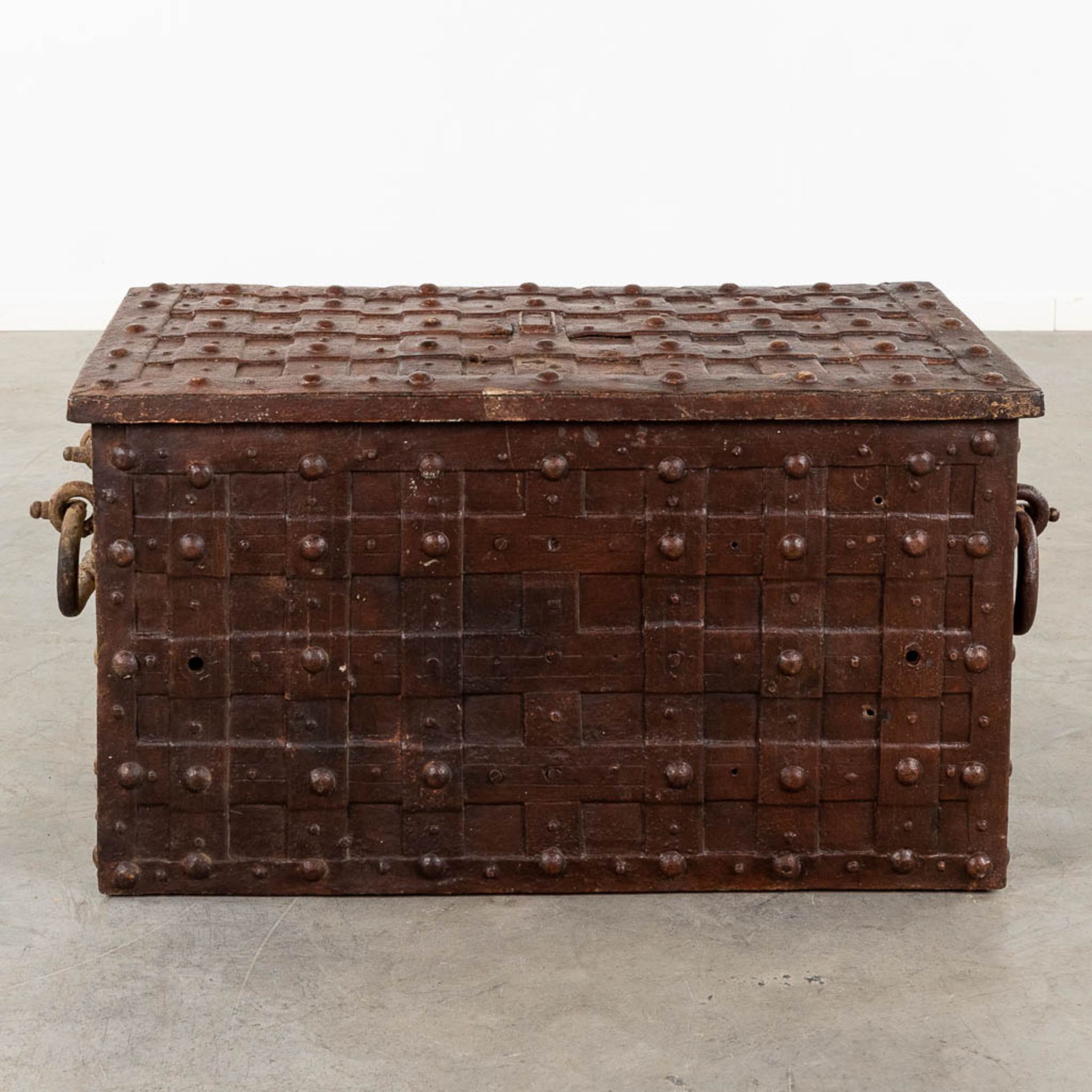 An antique metal chest in the style of Nuremberg chests, with a wrought iron exterior. 18th C. (D:51 - Image 4 of 9