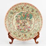 A Chinese Famille Rose plate, decorated with warriors, peaches and antiquities. 19th/20th C. (D:45,5
