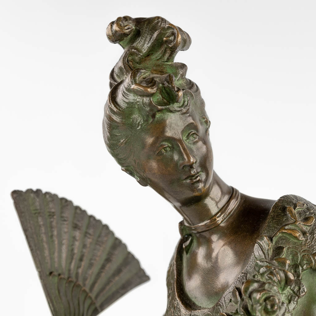 Elegant lady with a fan' a figurine, patinated bronze. (H:55 x D:20 cm) - Image 7 of 10