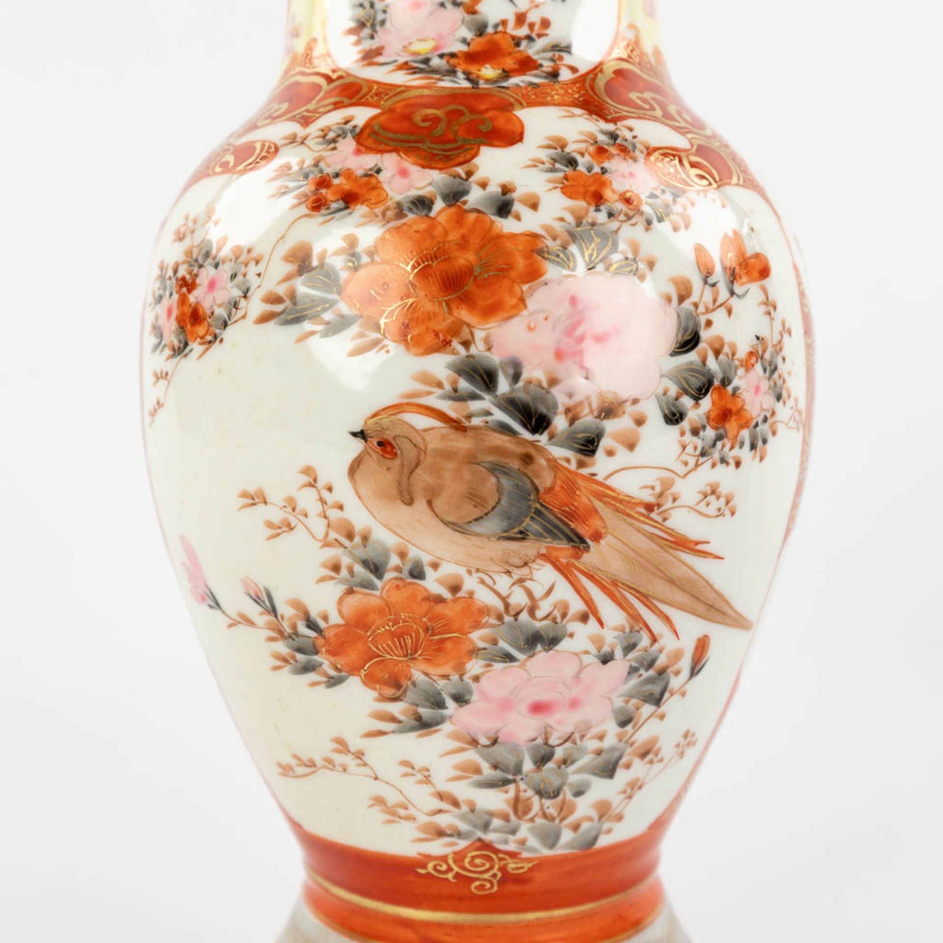 A pair of Japanese 'Kutani' vases, Meiji period, 19th C. (H:24,5 x D:11 cm) - Bild 9 aus 14