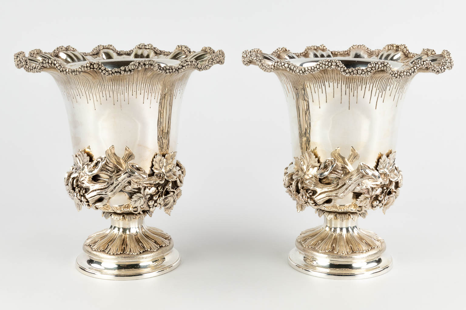 Elkington, UK, a pair of wine coolers, silver-plated metal and decorated with grape vines. 20th C. ( - Image 3 of 14