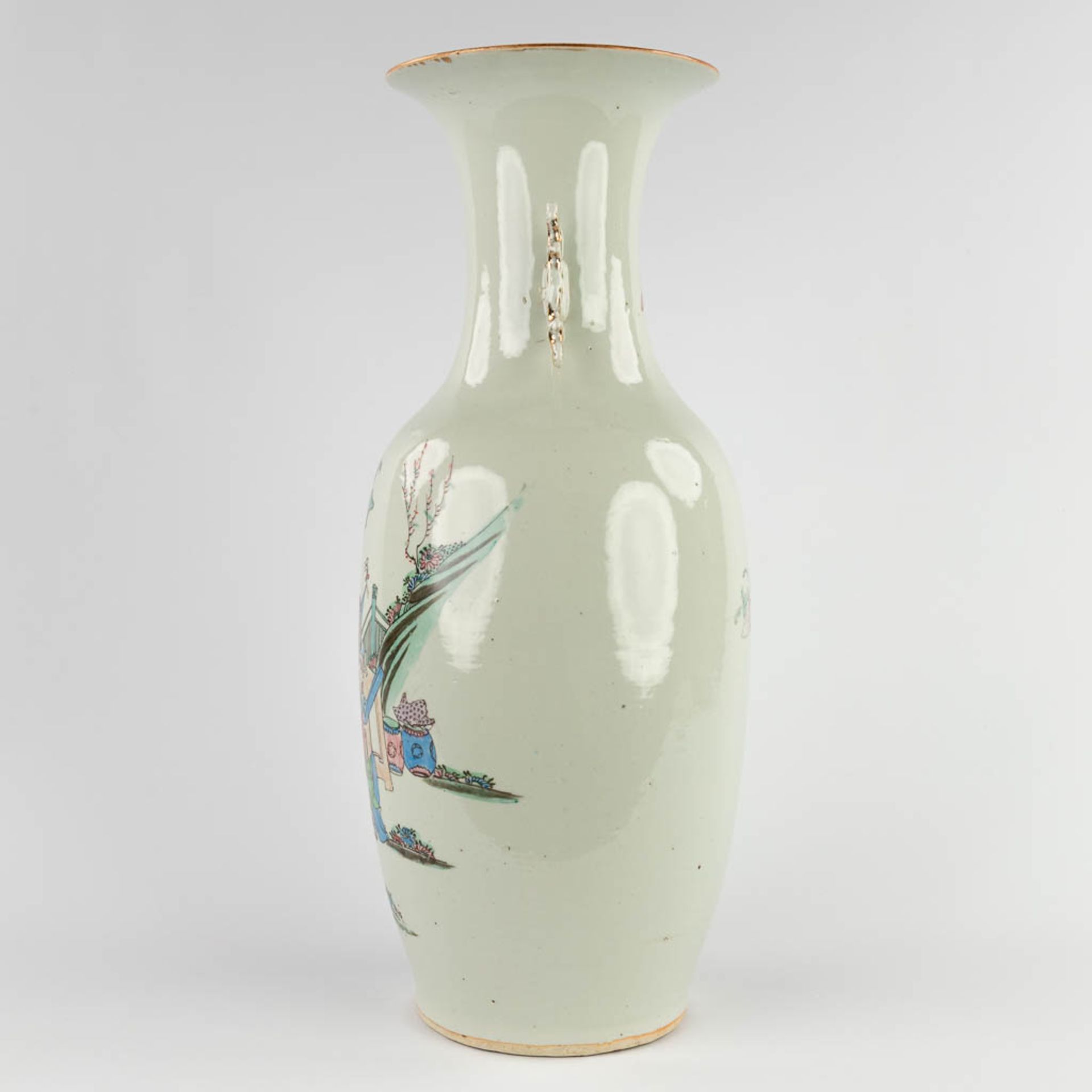 A Chinese vase, decorated with ladies in the garden. 19th/20th C. (H:58 x D:23 cm) - Bild 6 aus 12