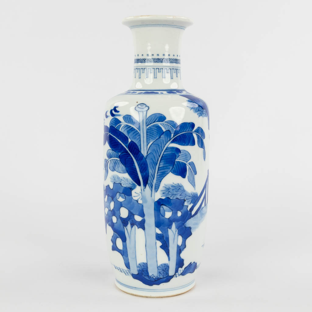 A Chinese vase decorated with blue-white figurines, Kangxi period. 18th C. (H:26 x D:10 cm) - Image 5 of 12