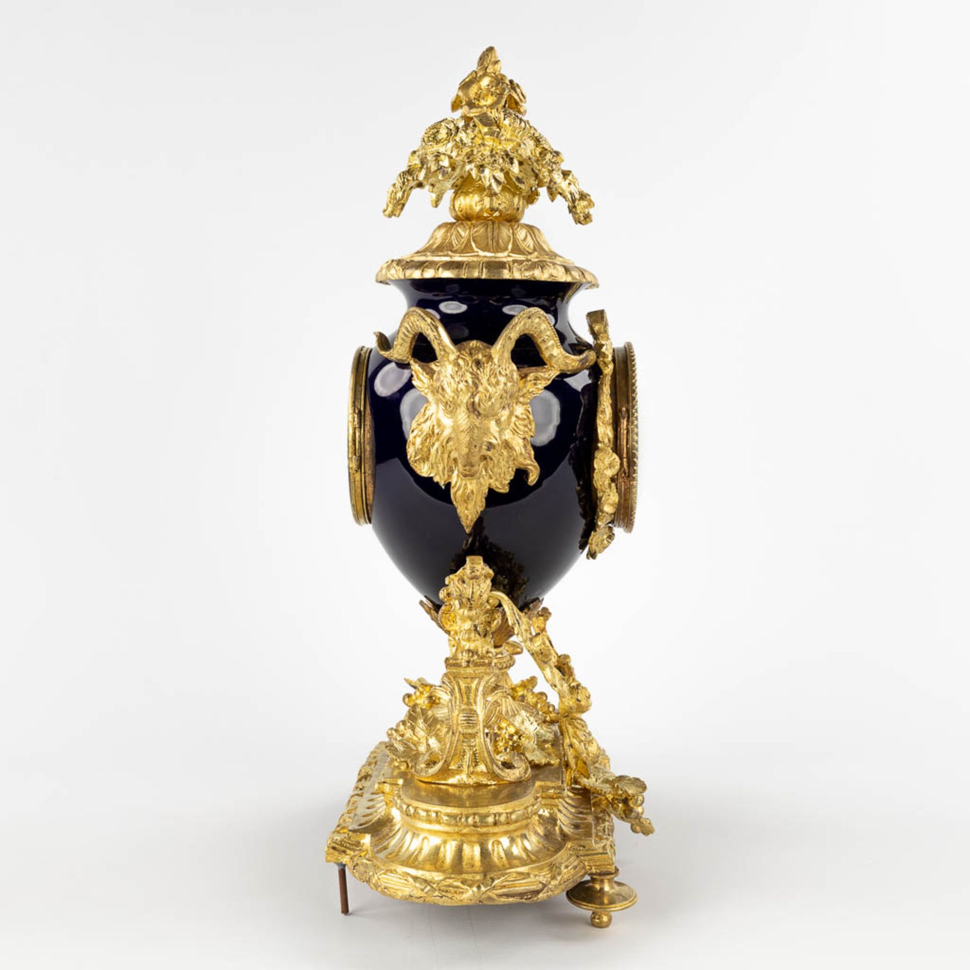 A mantle clock, gold-plated bronze on porcelain, finished with ram's heads. 19th C. (D:17 x W:46 x H - Bild 5 aus 16