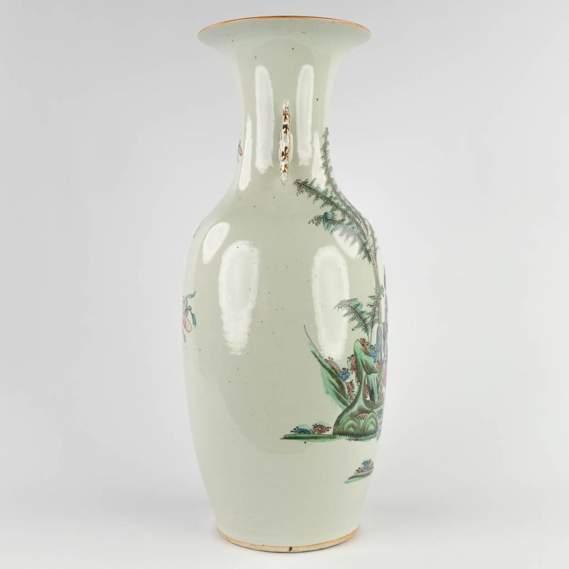 A Chinese vase, decorated with ladies in the garden. 19th/20th C. (H:58 x D:23 cm) - Bild 4 aus 12