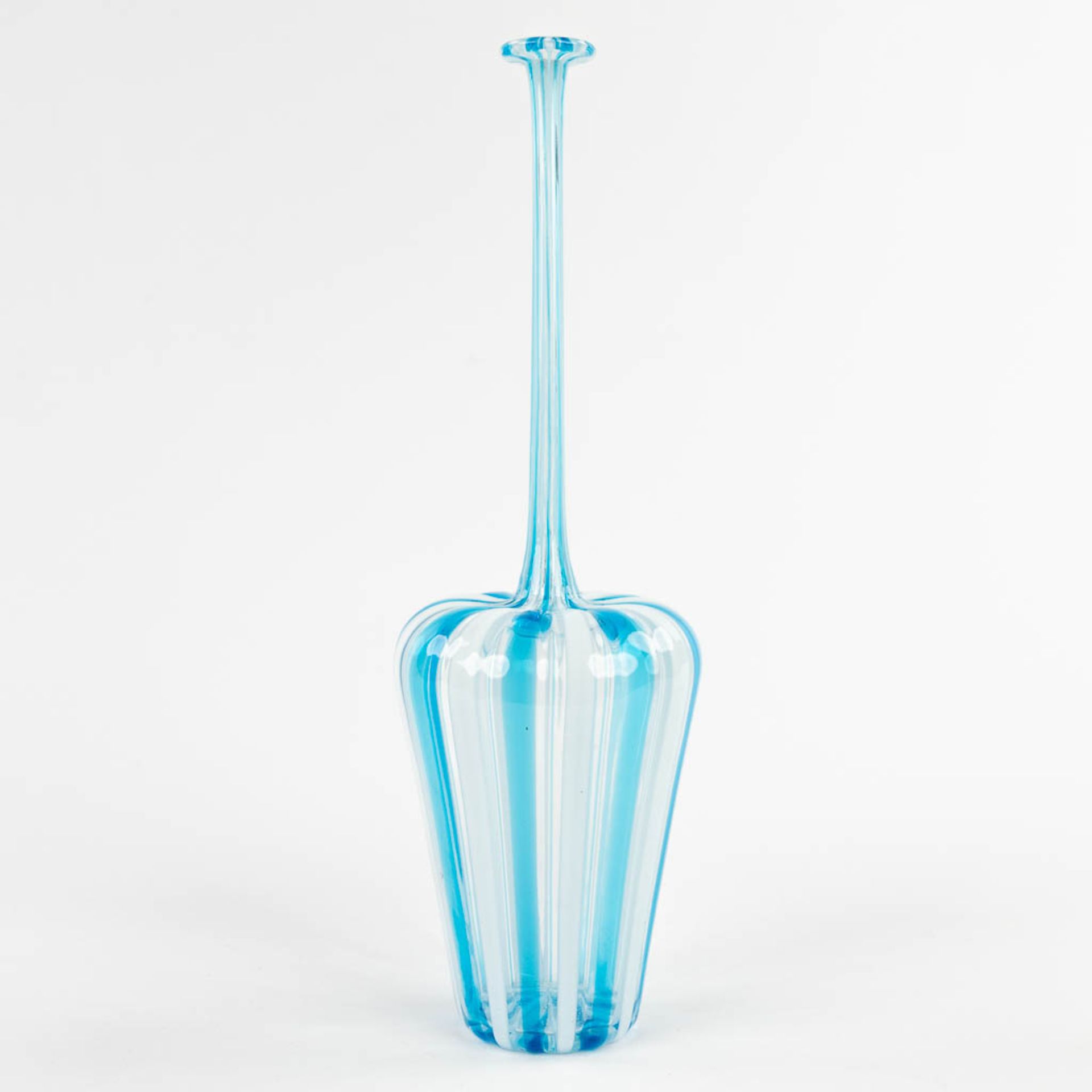 Murano, a blue and white glass vase with elongated neck. (H:28 x D:9 cm) - Bild 4 aus 9