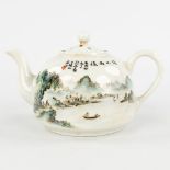 A Chinese tea pot, signed Wang Xiaoting, Republic, circa 1920. (D:10,5 x W:16 x H:10 cm)