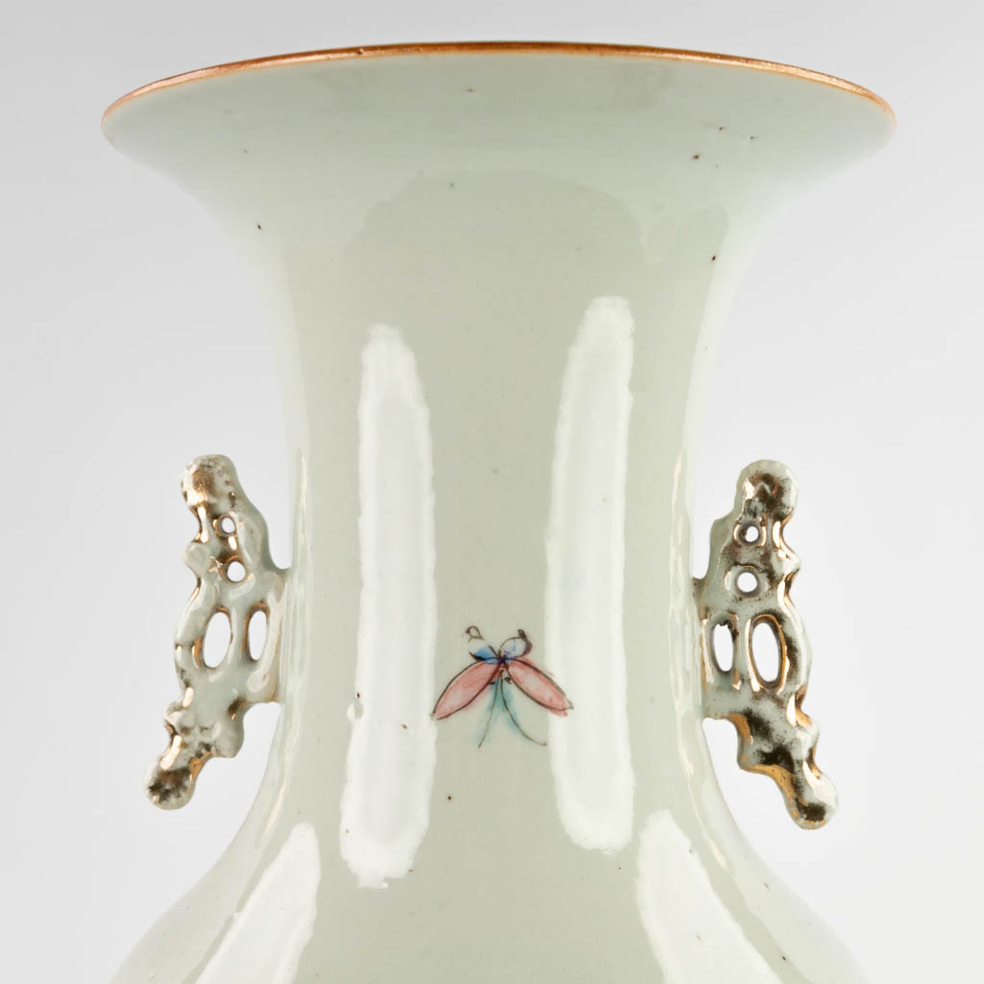 A Chinese vase, decorated with ladies in the garden. 19th/20th C. (H:58 x D:23 cm) - Bild 11 aus 12