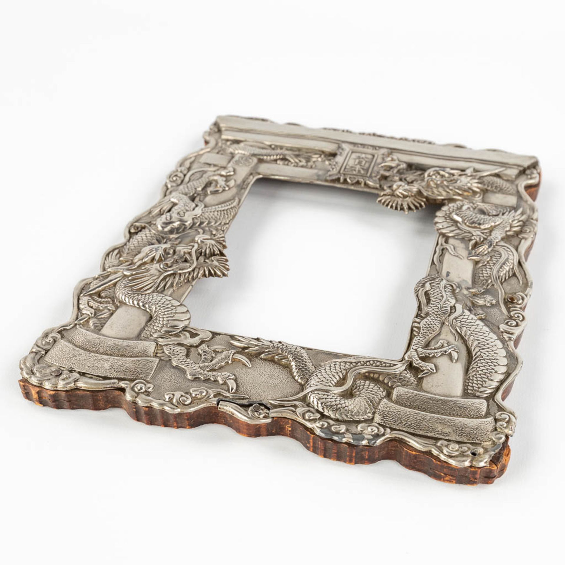 A Chinese picture frame, silver-plated, decorated with dragons near a temple entrance. 20th C. (W:19 - Bild 3 aus 9