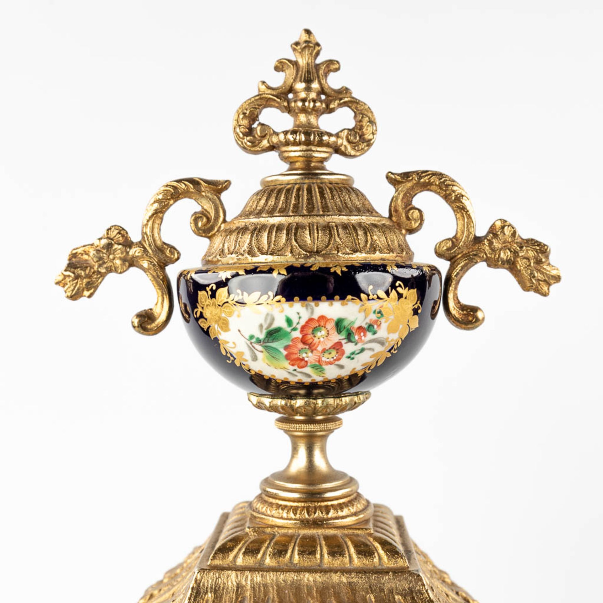 A three-piece mantle garniture clock with candelabra, porcelain mounted with bronze, marked A.C.F. d - Bild 13 aus 19