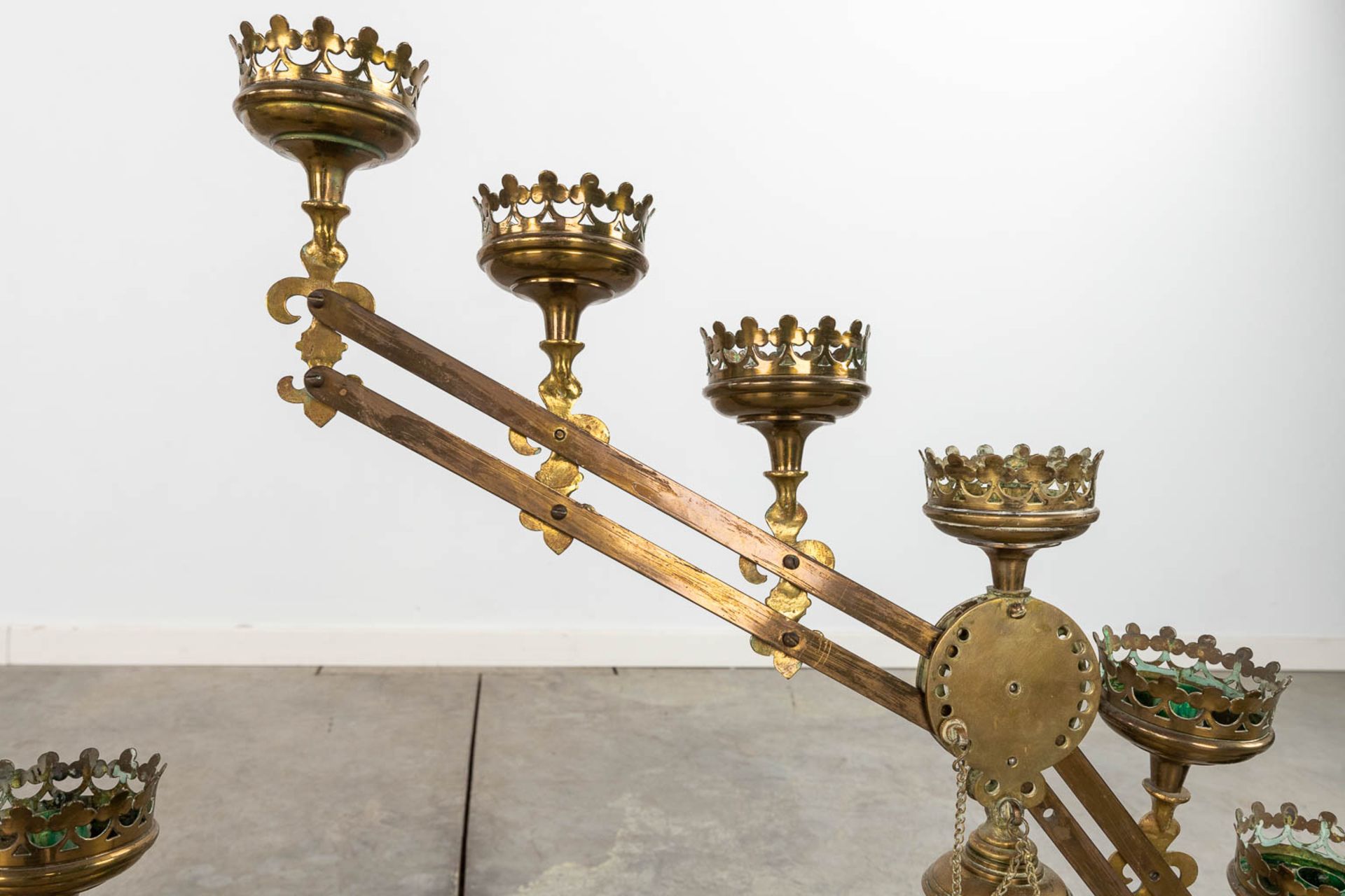 A pair of bronze candelabra with adjustable arms, and 7 candle holders. Decor of Fleur De Lis. (W:76 - Bild 10 aus 12