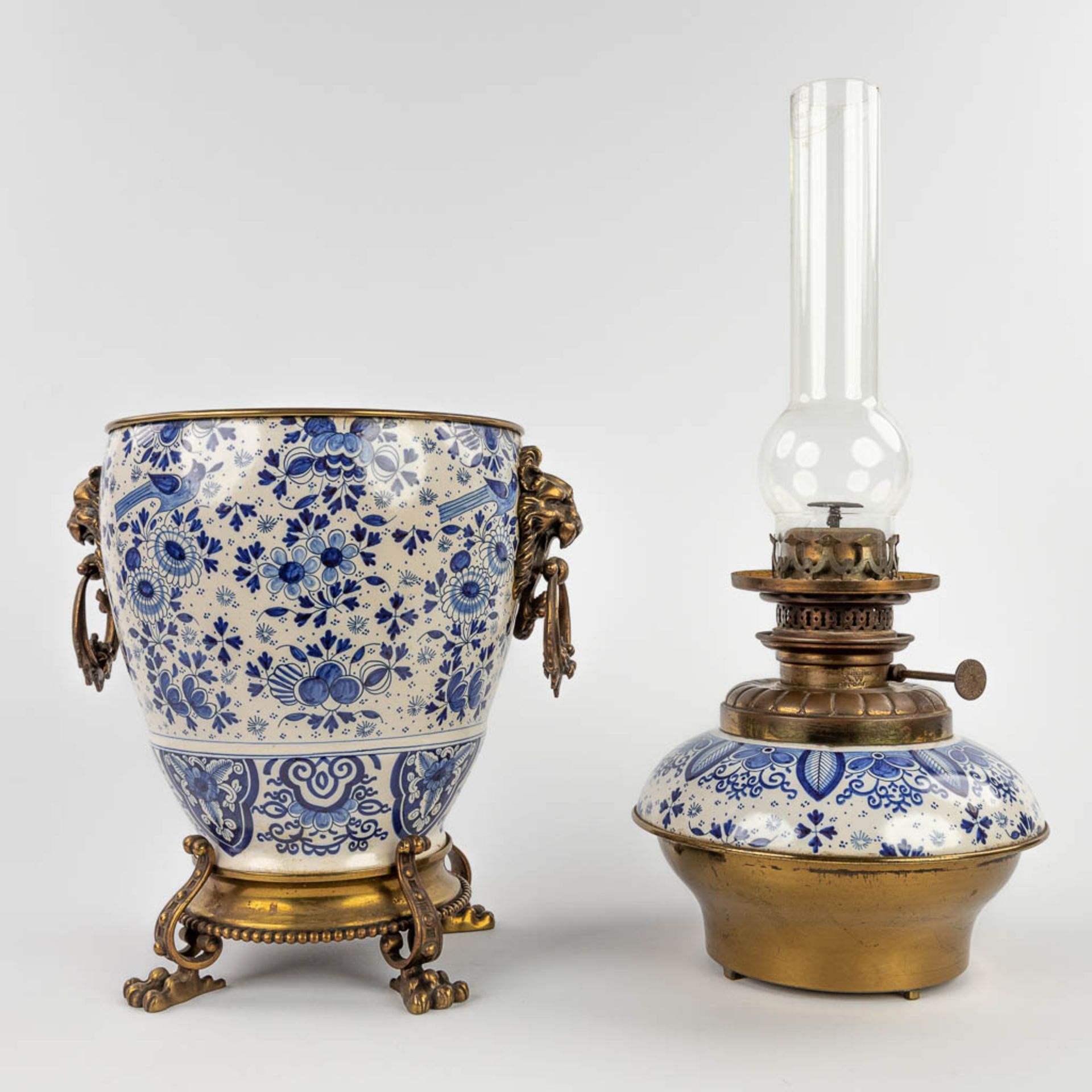 A pair of oil lamps, Delfts faience, 19th C. (D:23 x W:28 x H:68 cm) - Bild 16 aus 18