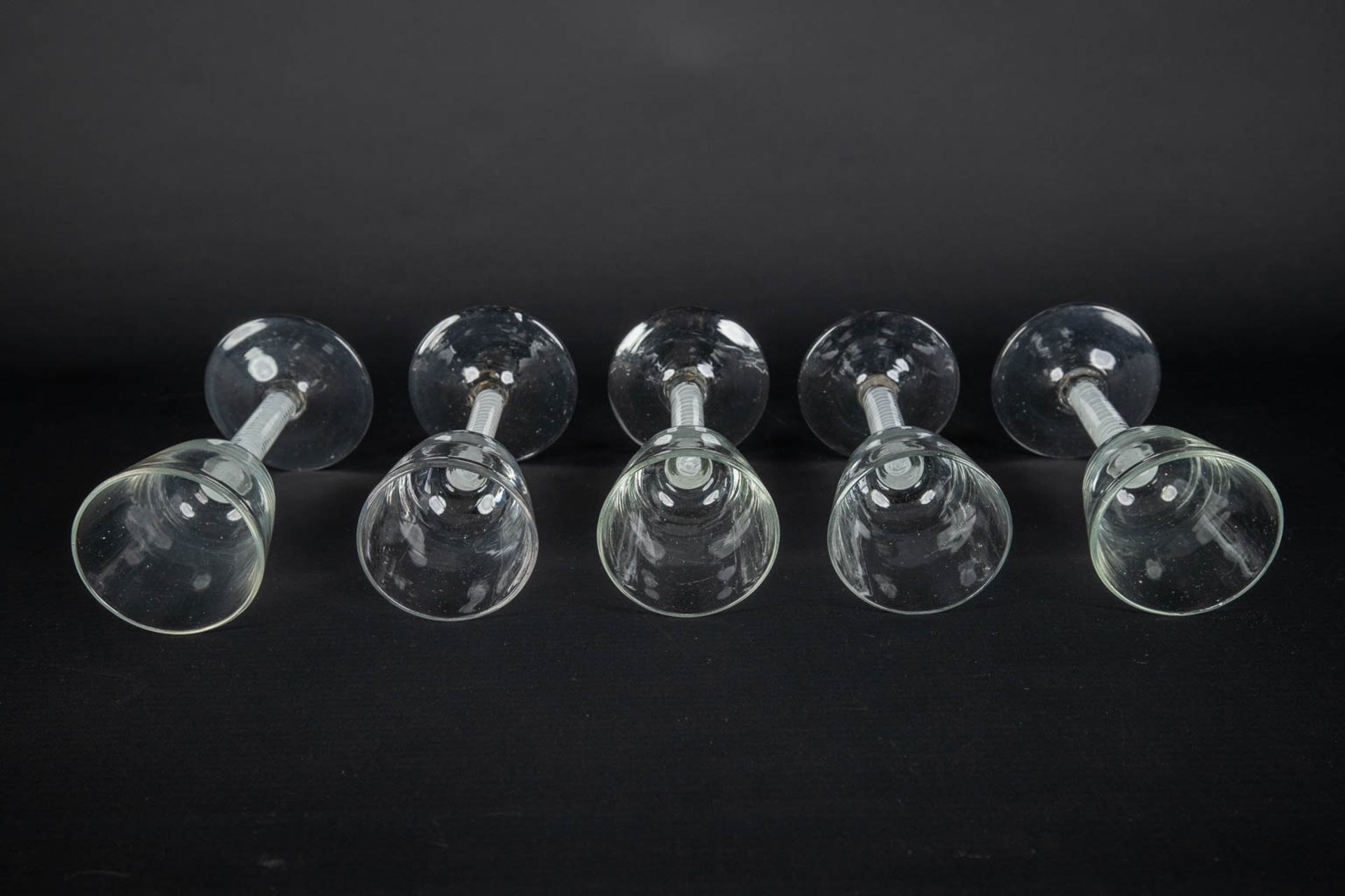 Twelve 'Twisted stem', hand-made glasses or goblets, Late 18th, early 19th C. (H:15 x D:7,5 cm) - Bild 11 aus 15