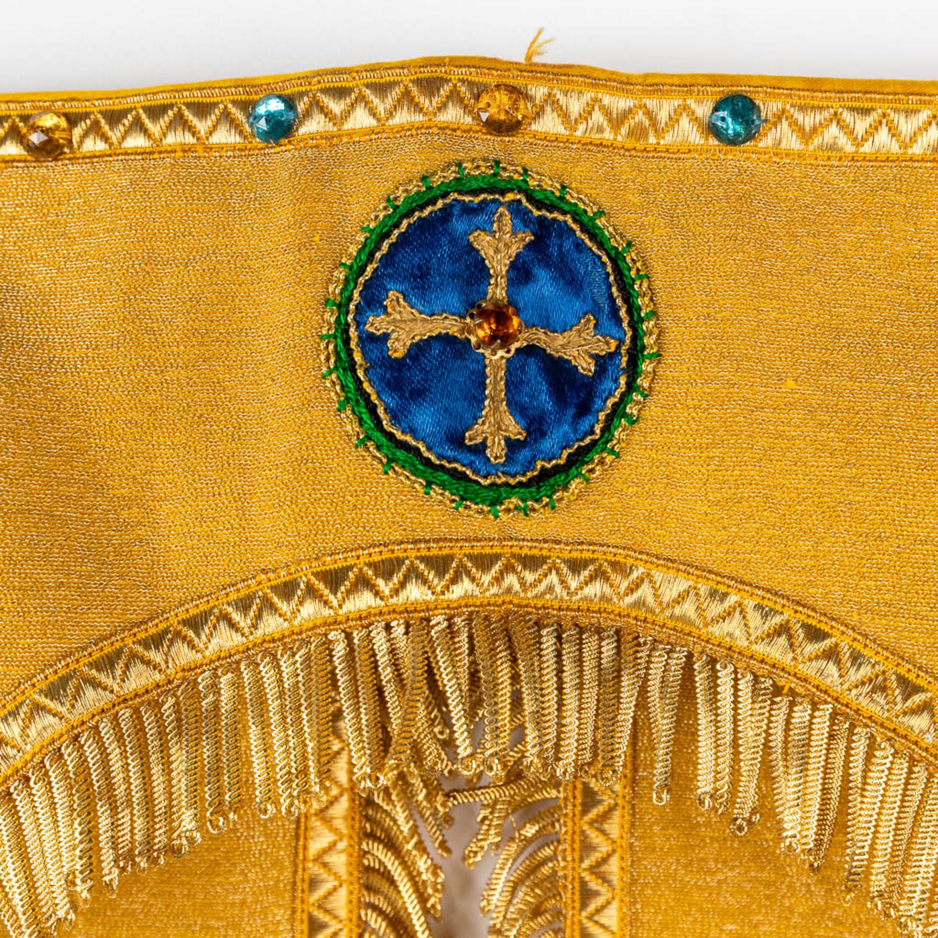 Three Chasubles, Stola, Chalice veil and others. Gold thread and embroideries. 20th C. - Image 20 of 20