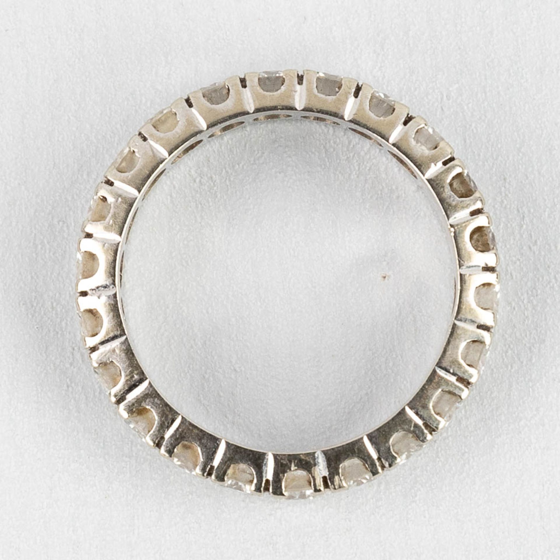 A white gold ring with brilliant cut stones. Ring size 52. 18kt. 3,28g. - Image 6 of 11