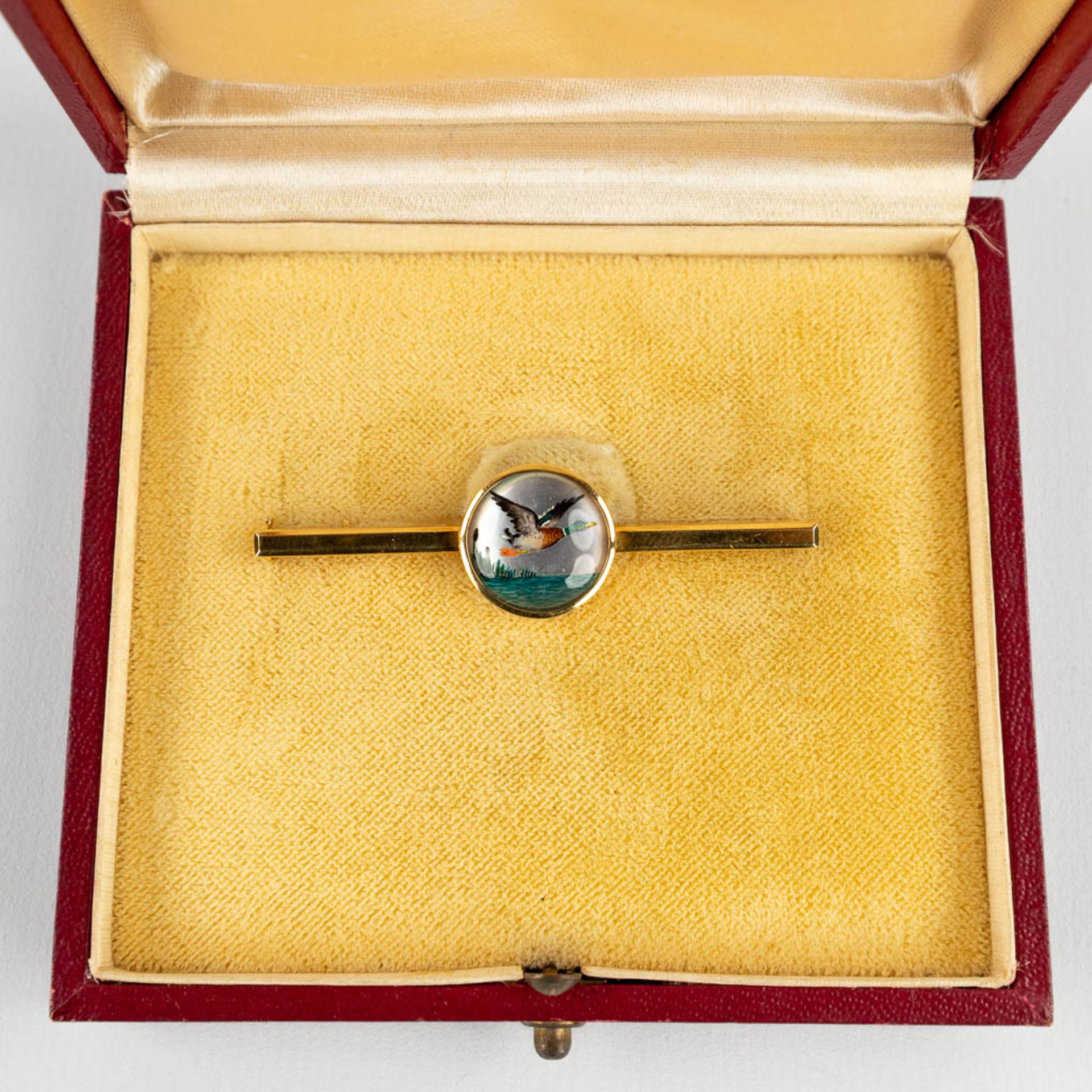 An antique brooch decorated with a miniature duck/mallard image. 18kt gold. - Image 3 of 8