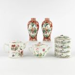 Five pieces of Chinese porcelain, decorated with hand-painted images. 19th/20th C. (H:19 x D:9 cm)