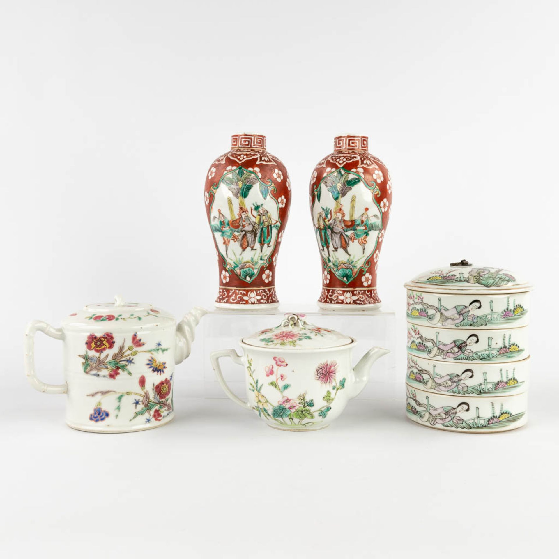 Five pieces of Chinese porcelain, decorated with hand-painted images. 19th/20th C. (H:19 x D:9 cm)