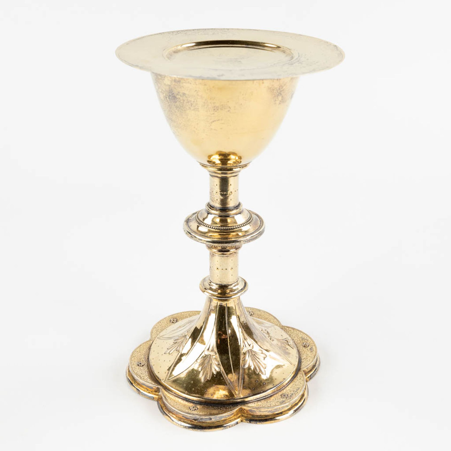 A Chalice with paten, gilt silver in gothic revival style. 305g. (H:19,5 x D:12,5 cm) - Image 4 of 16
