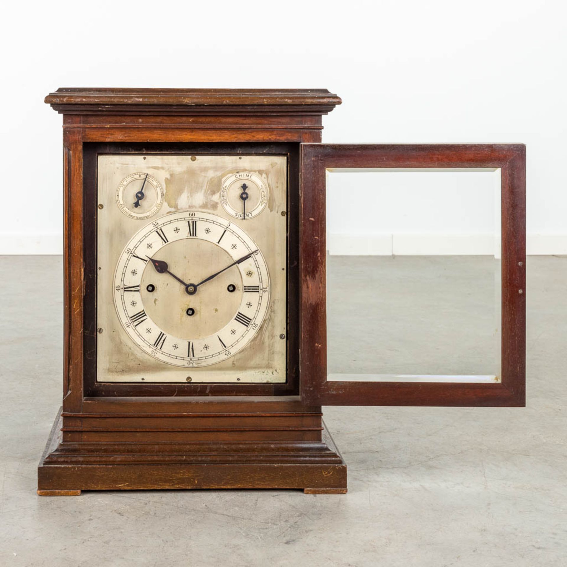 An antique English table clock with 3 gongs. Silver-plated dial and Snek movement. 19th C. (D:25 x W - Image 4 of 14