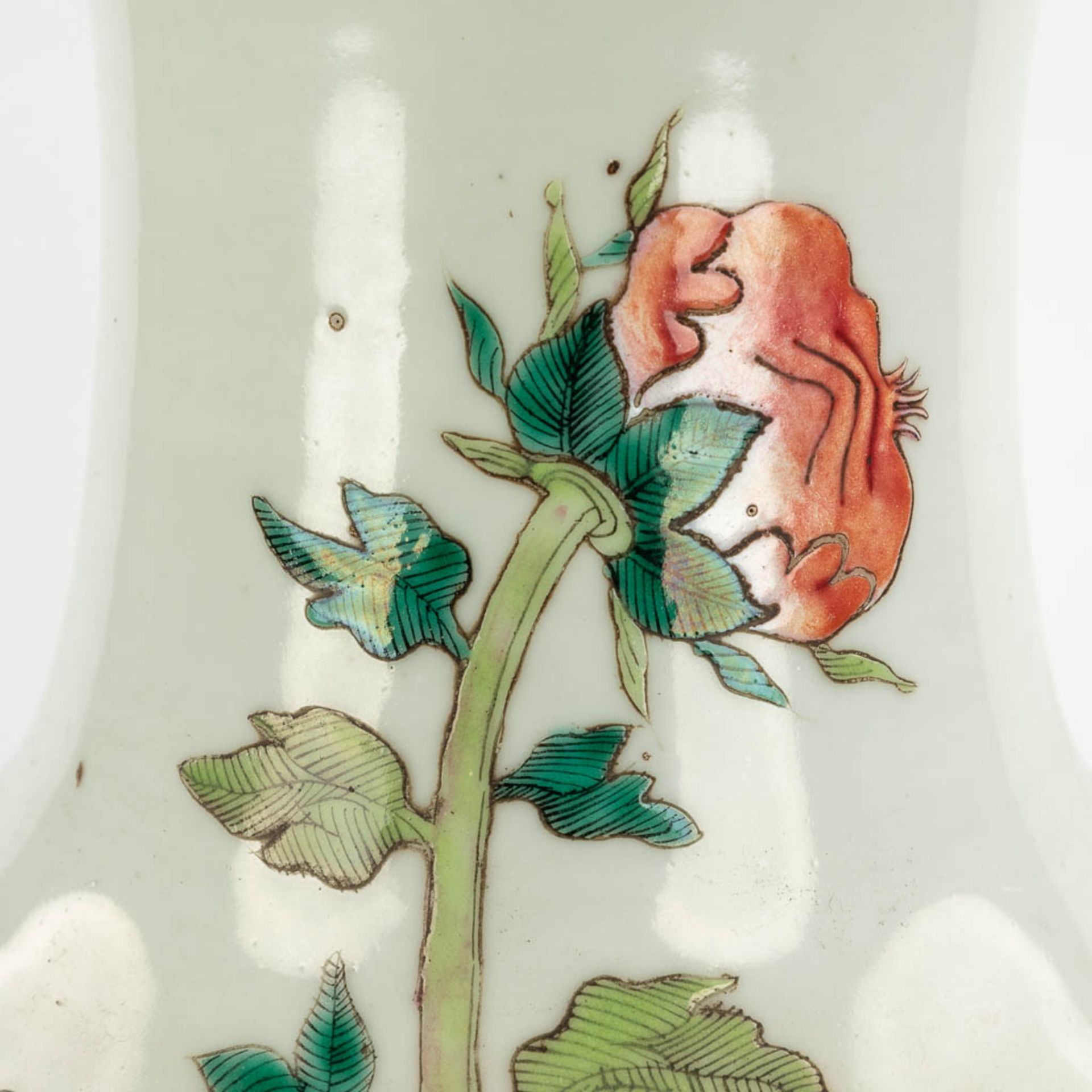 A Chinese vase, decorated with flowers and peonies. 19th/20th C. (H:20 x D:43,5 cm) - Bild 14 aus 15