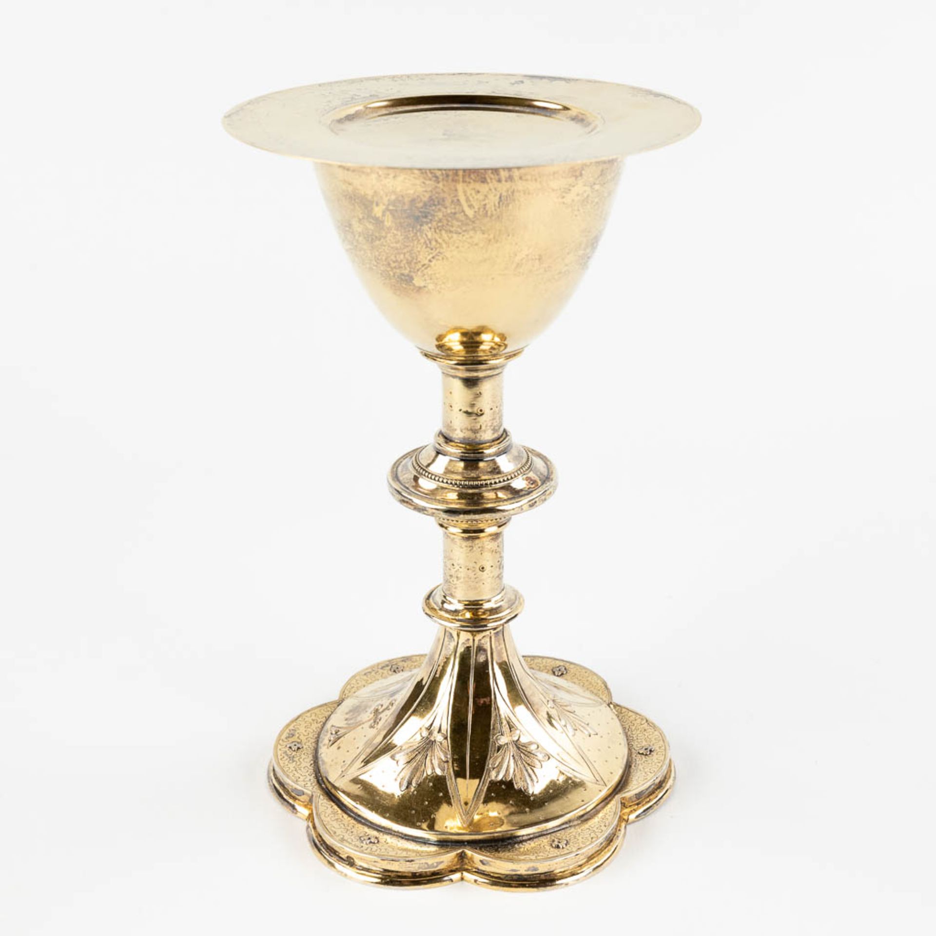 A Chalice with paten, gilt silver in gothic revival style. 305g. (H:19,5 x D:12,5 cm) - Image 6 of 16