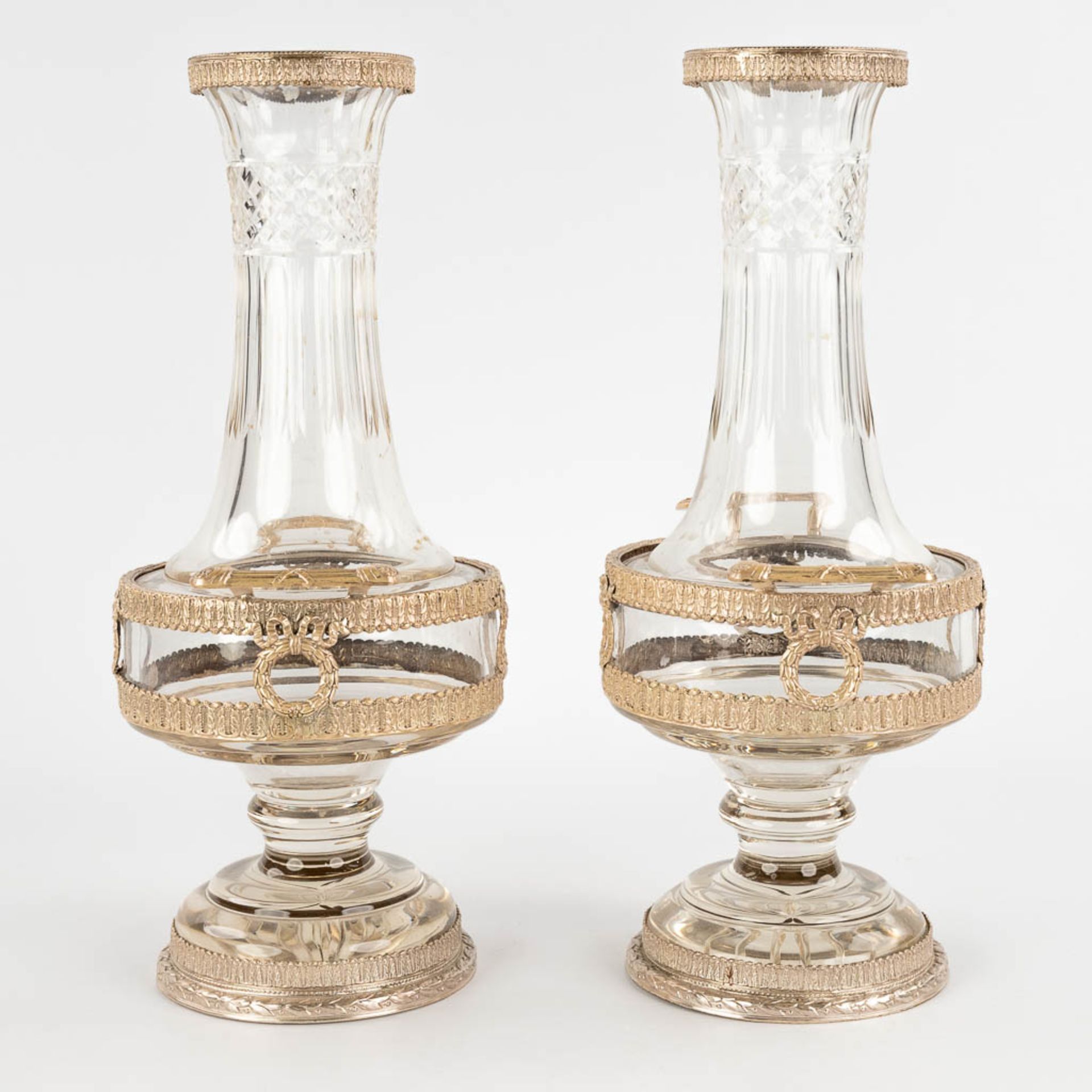 A pair of decorative vases, silver-plated bronze on glass, Neoclassical. 20th C. (D:14 x W:18 x H:33 - Bild 4 aus 16
