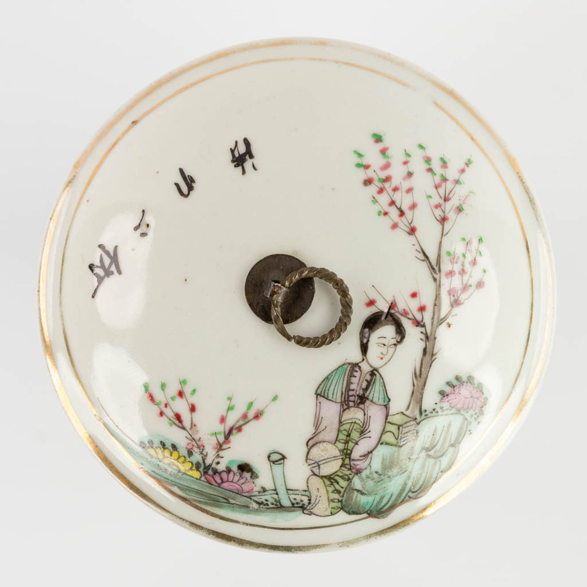 Five pieces of Chinese porcelain, decorated with hand-painted images. 19th/20th C. (H:19 x D:9 cm) - Bild 19 aus 20