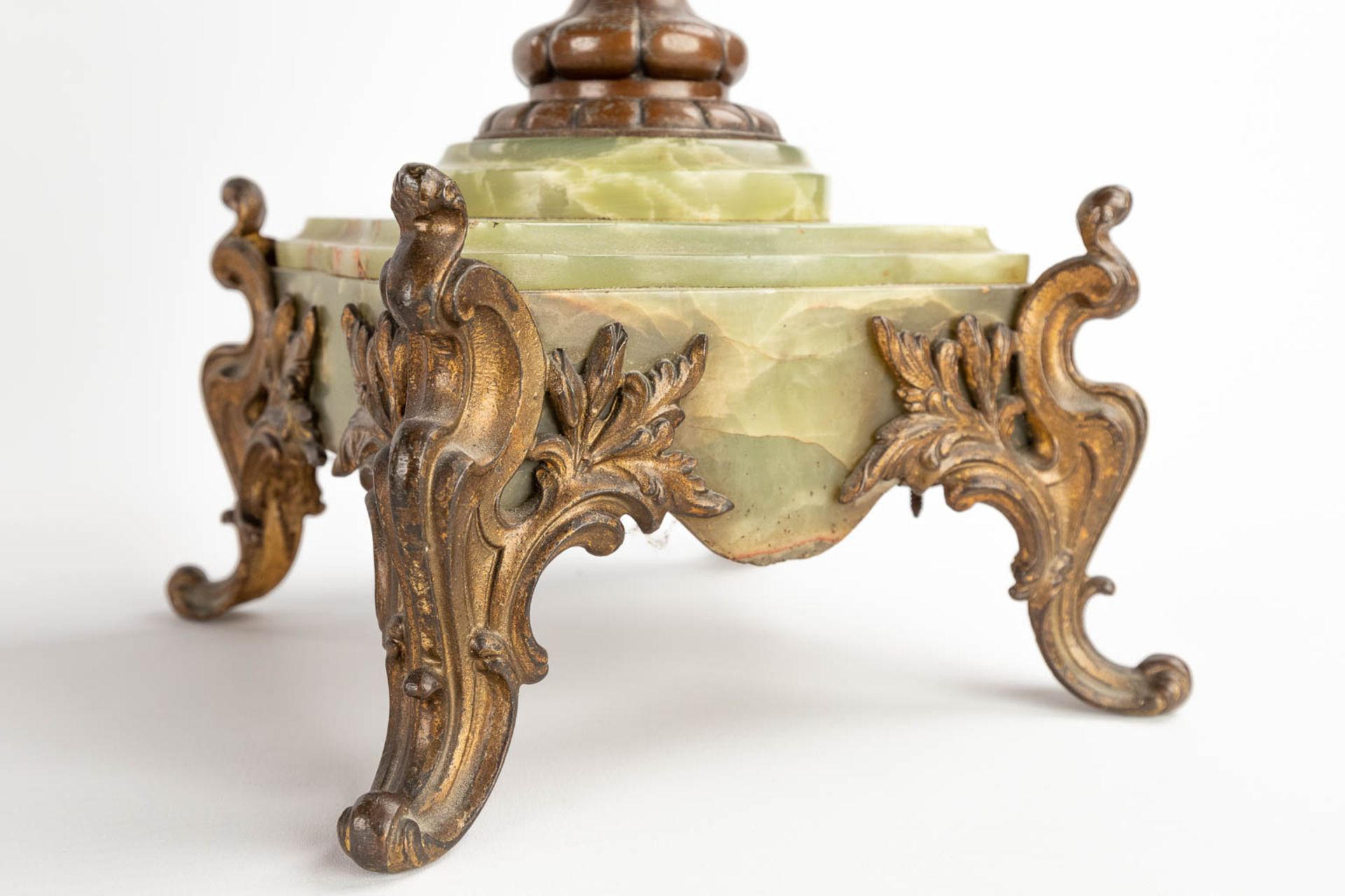 A three-piece mantle garniture clock with side pieces, spelter on an onyx base. 19th C. (D:20 x W:37 - Bild 11 aus 21