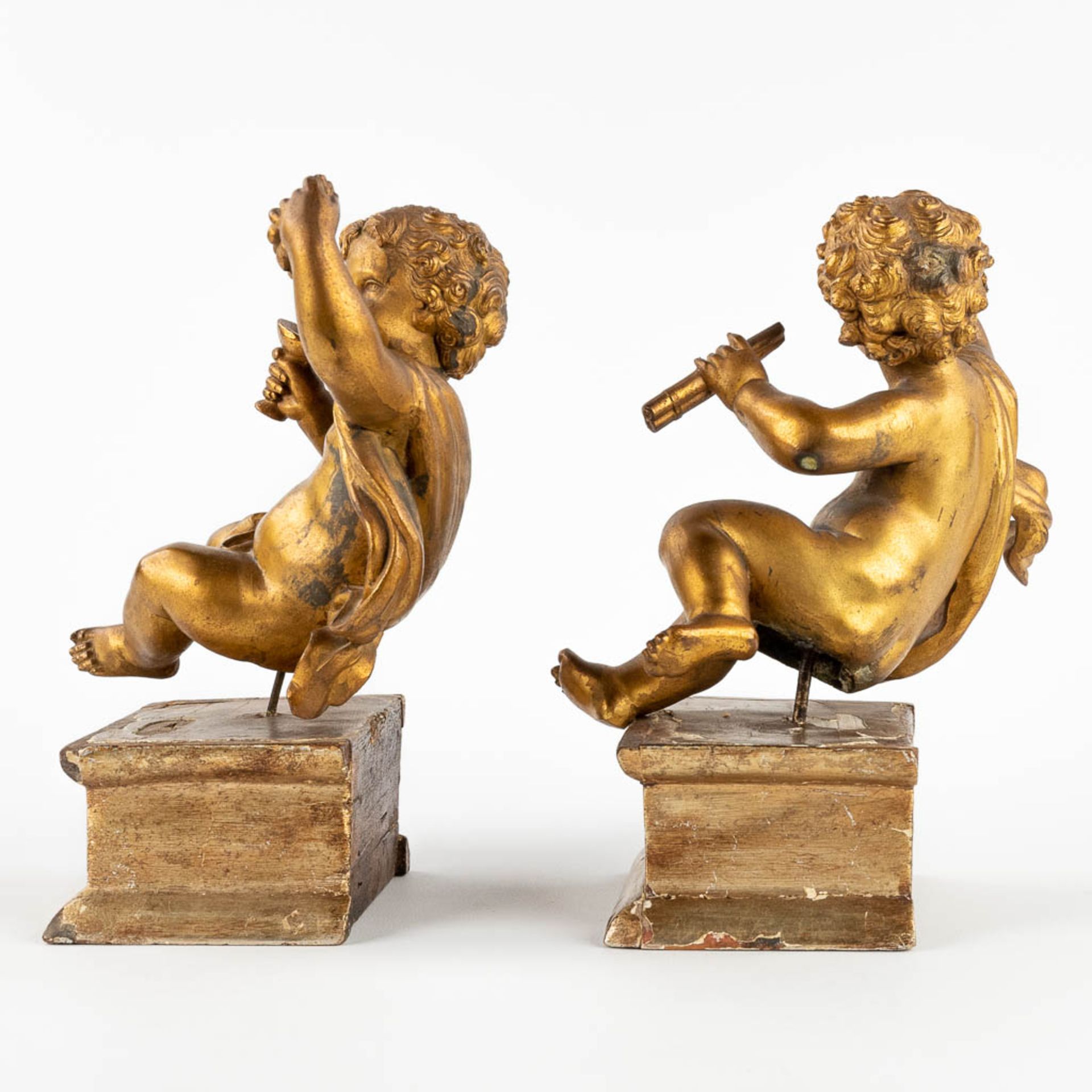 A pair of angels, gilt spelter and mounted on a wood base. 19th C. (W:12 x H:18 cm) - Image 6 of 14