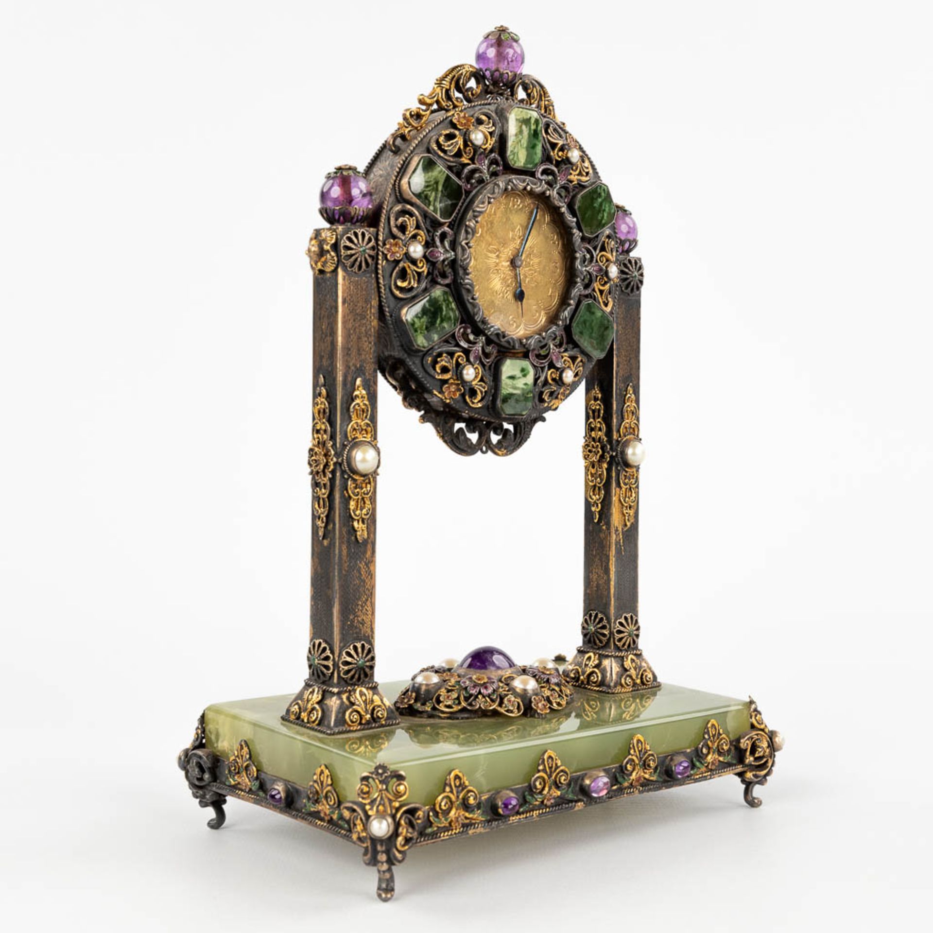 A mantle clock, silver and gold-plated metal and decorated with stone and onyx, pearls. Circa 1900. - Image 3 of 14
