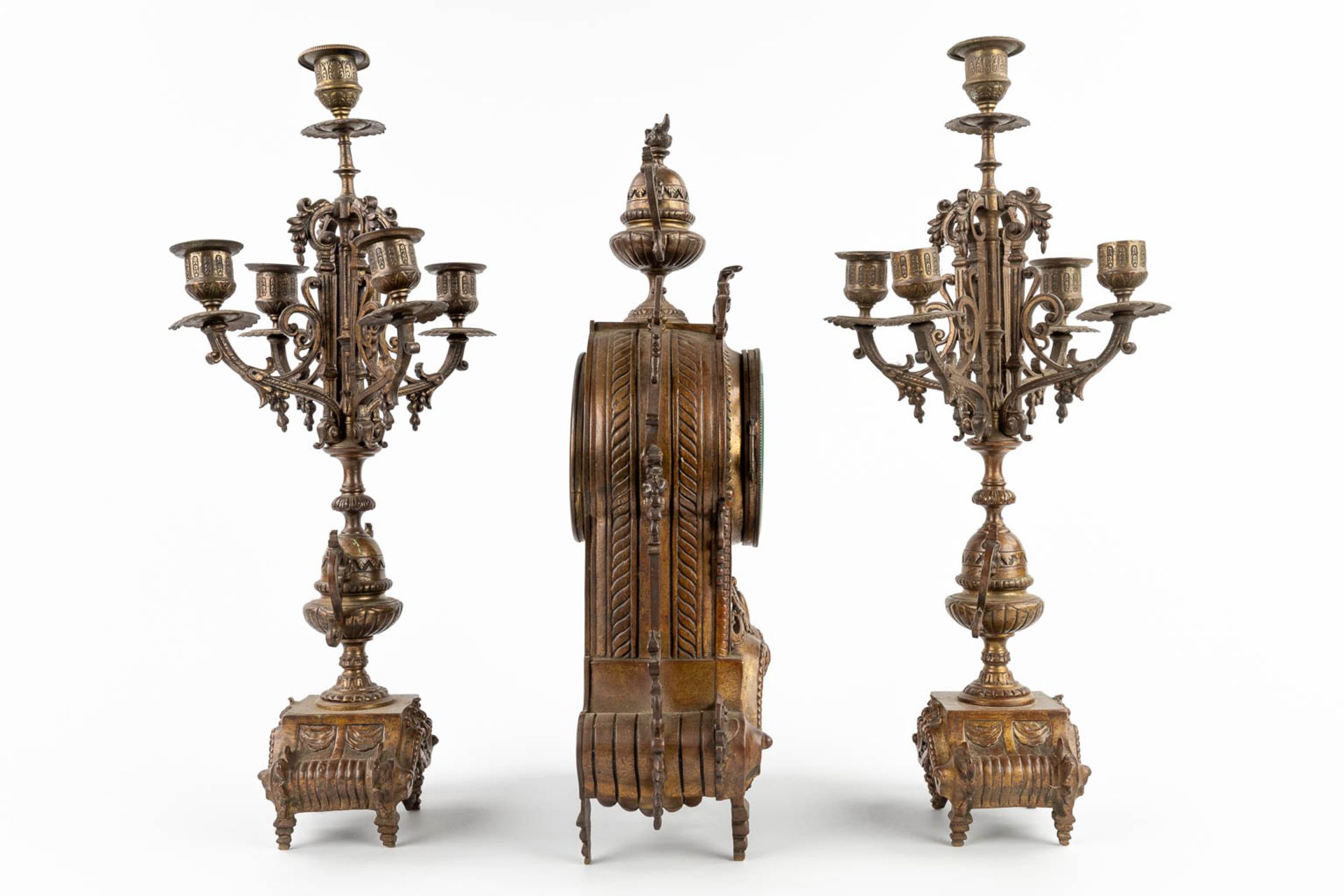 A three-piece mantle garniture clock and candelabra, patinated bronze. Circa 1900. (D:11 x W:22 x H: - Bild 4 aus 15