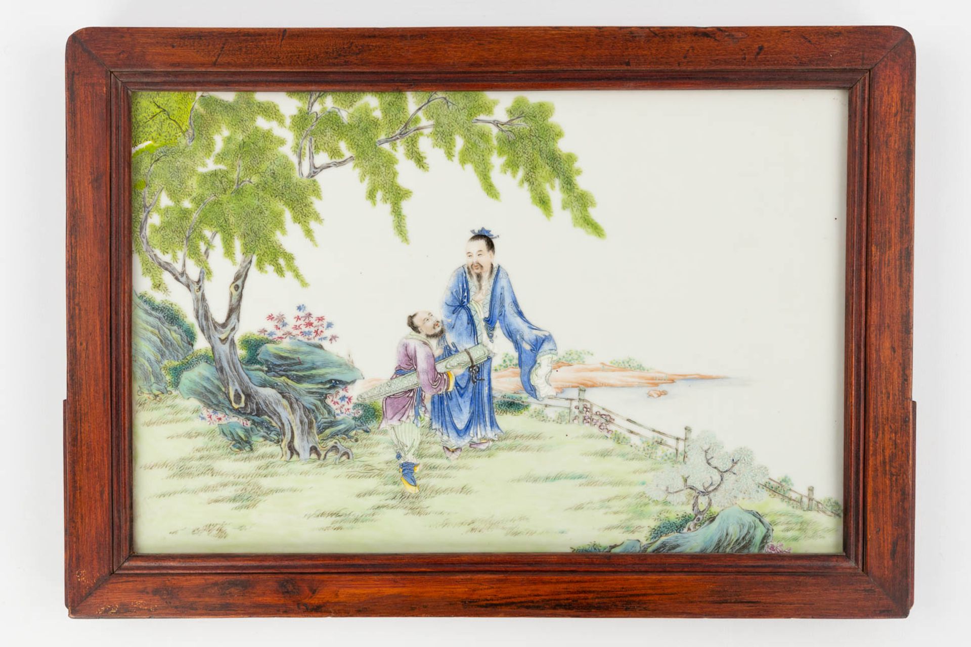 A Chinese decorative table screen with porcelain plaque decorated with wise men, 19th C (W:44 x H:30 - Image 3 of 12