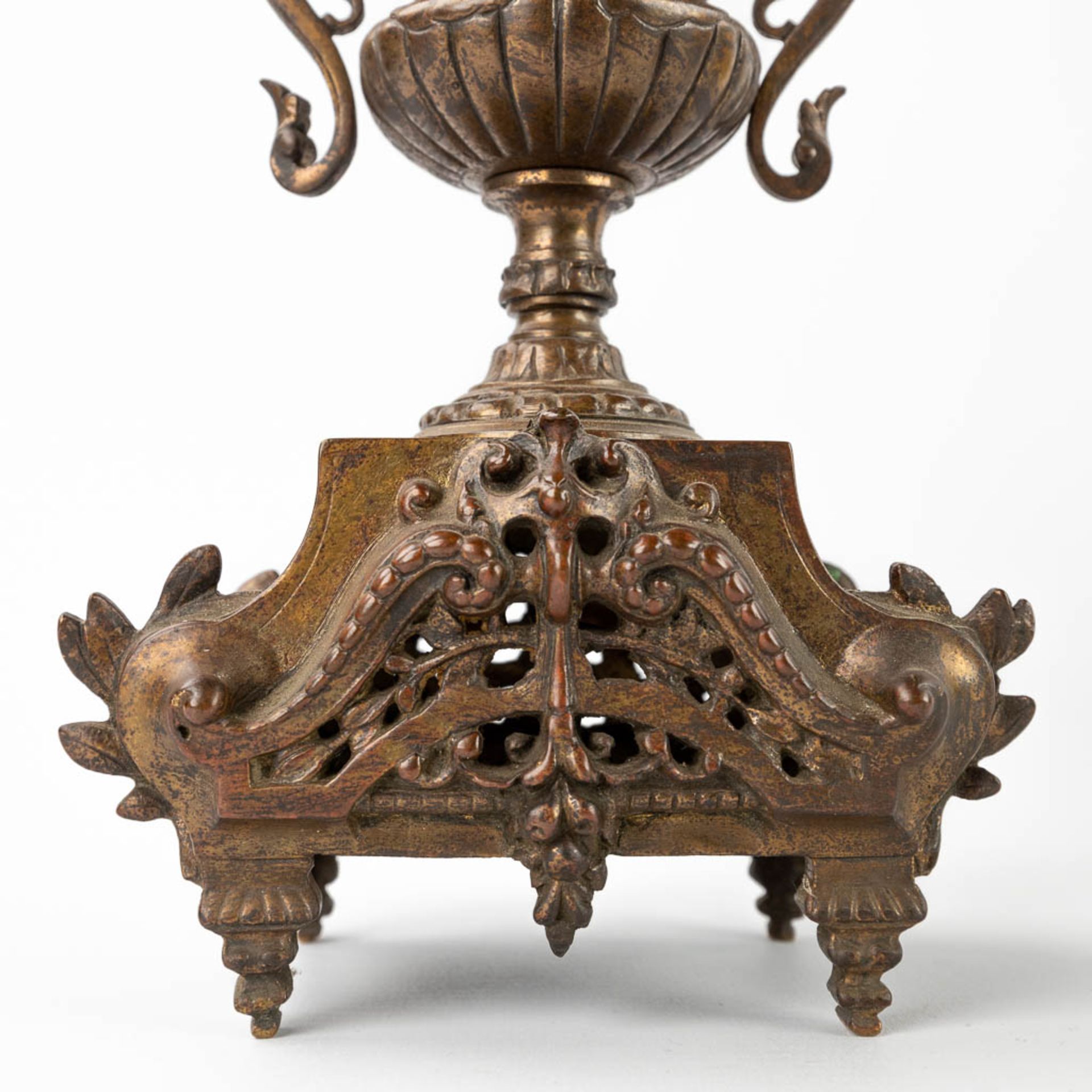 A three-piece mantle garniture clock and candelabra, patinated bronze. Circa 1900. (D:11 x W:22 x H: - Bild 8 aus 15