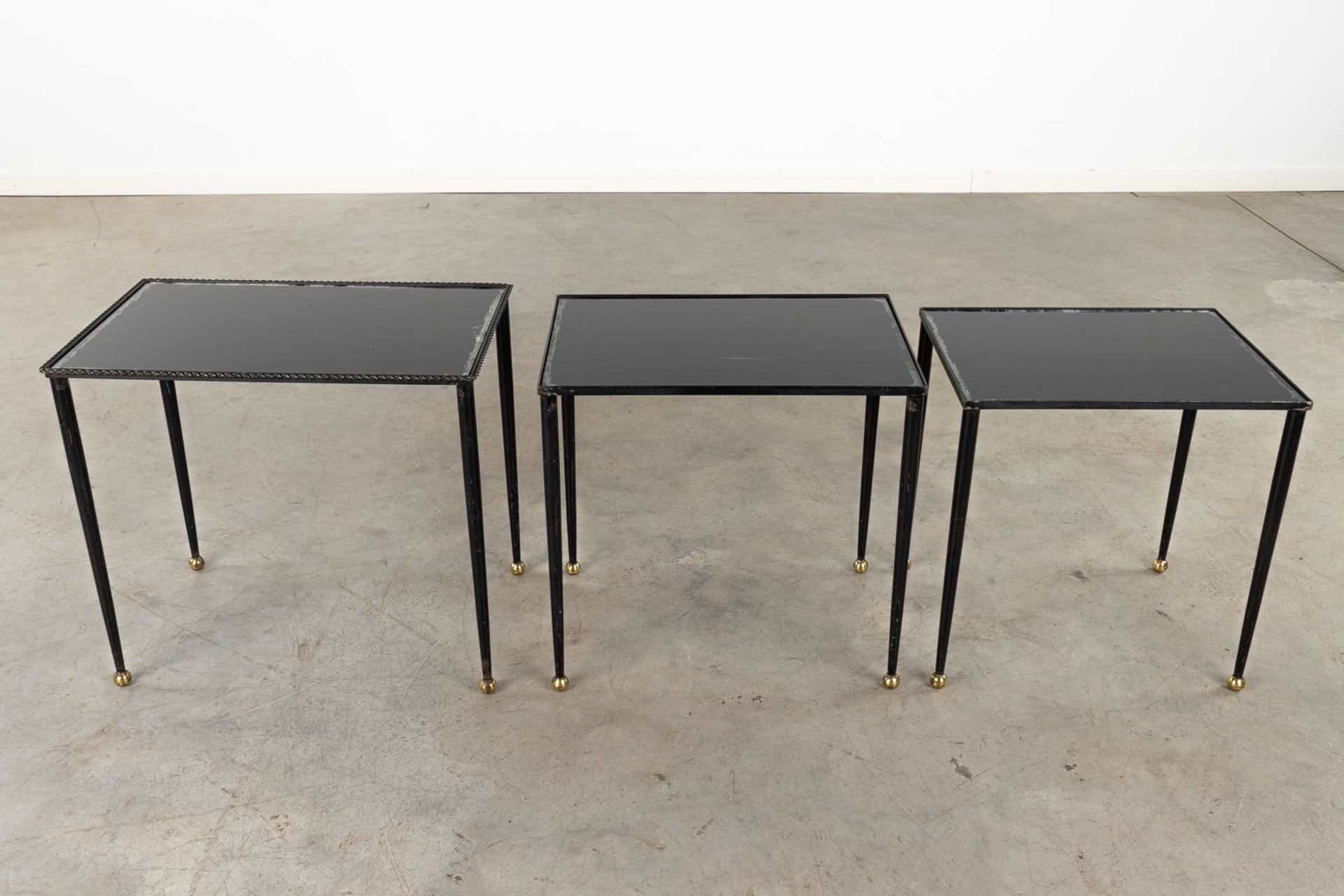 A set of Nesting tables, metal and black tinted glass. 20th C. (D:56 x W:37 x H:50 cm) - Bild 4 aus 10