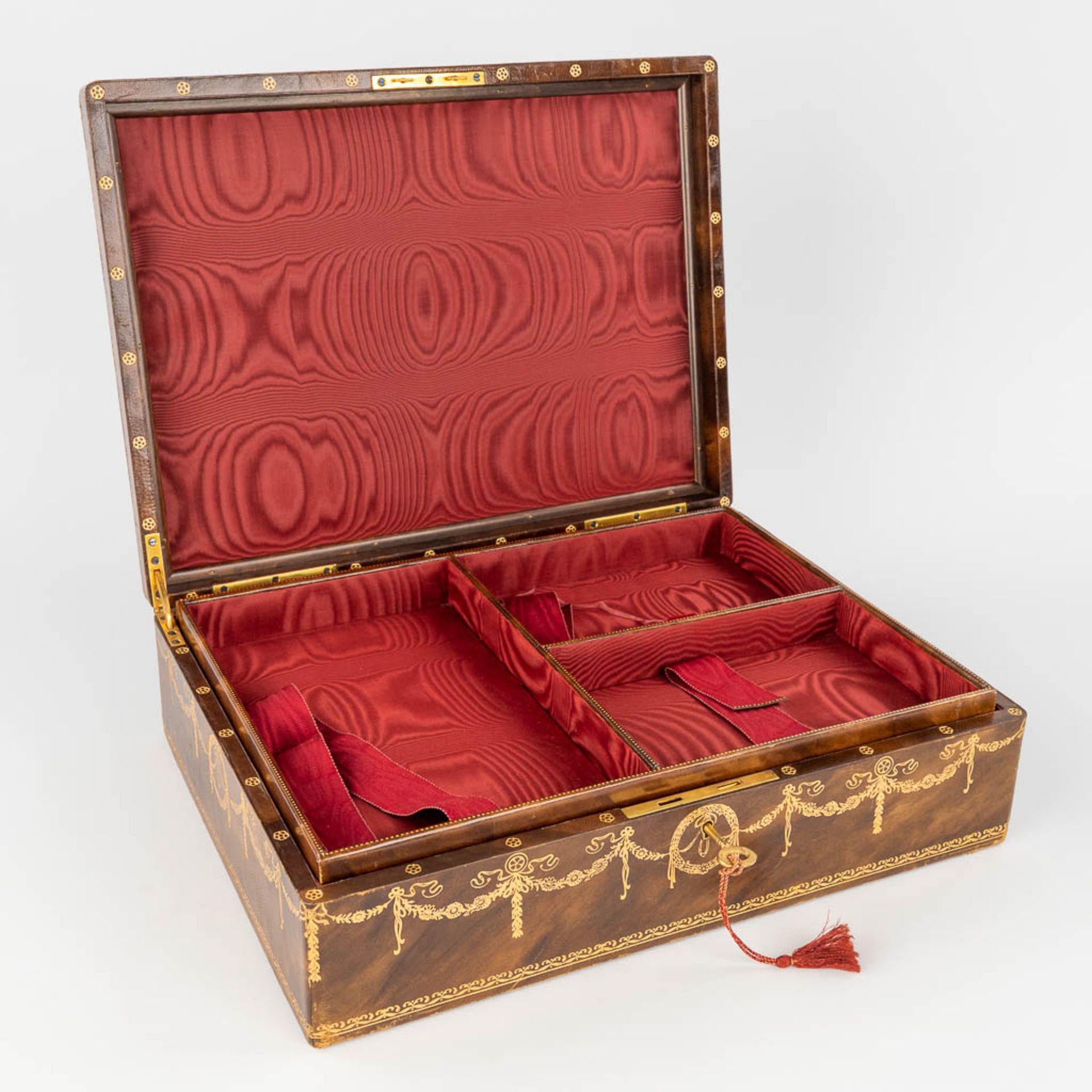 A decorative jewellery box with hand-painted decor. (D:28 x W:36,5 x H:11 cm) - Image 3 of 15