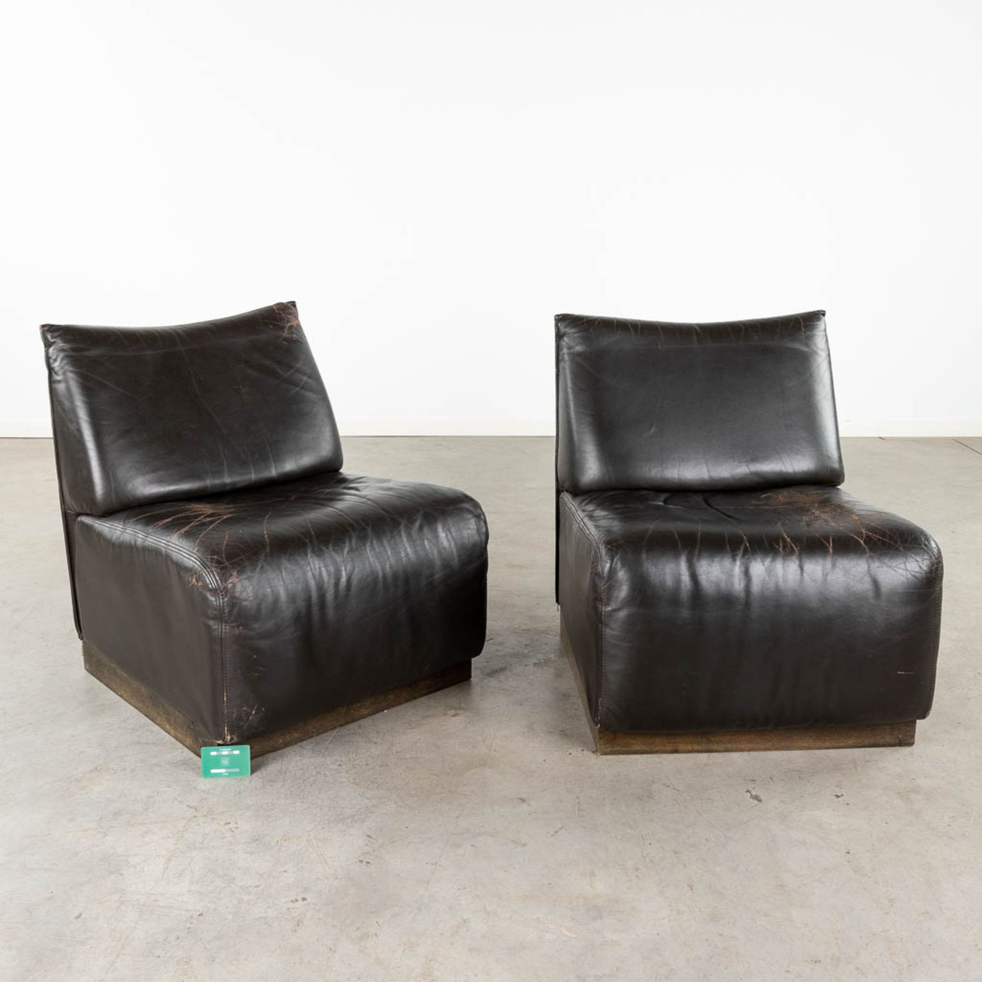 A pair of mid-century black leather relax chairs, Jori, Belgium. (D:62 x W:74 x H:75 cm) - Bild 2 aus 13