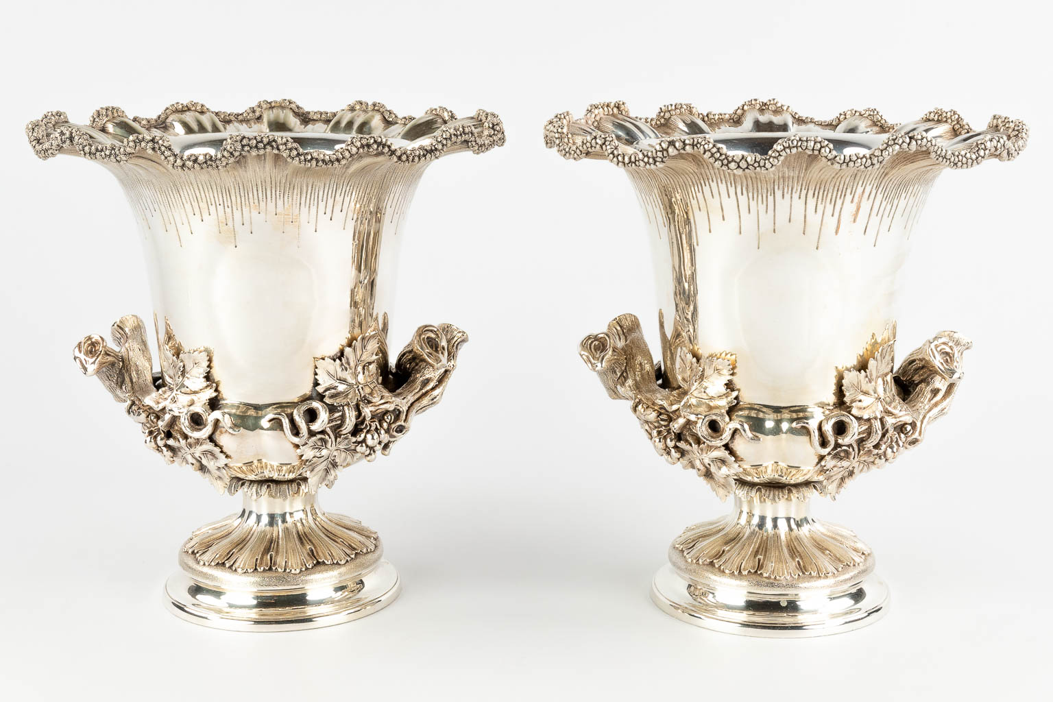 Elkington, UK, a pair of wine coolers, silver-plated metal and decorated with grape vines. 20th C. ( - Image 4 of 14