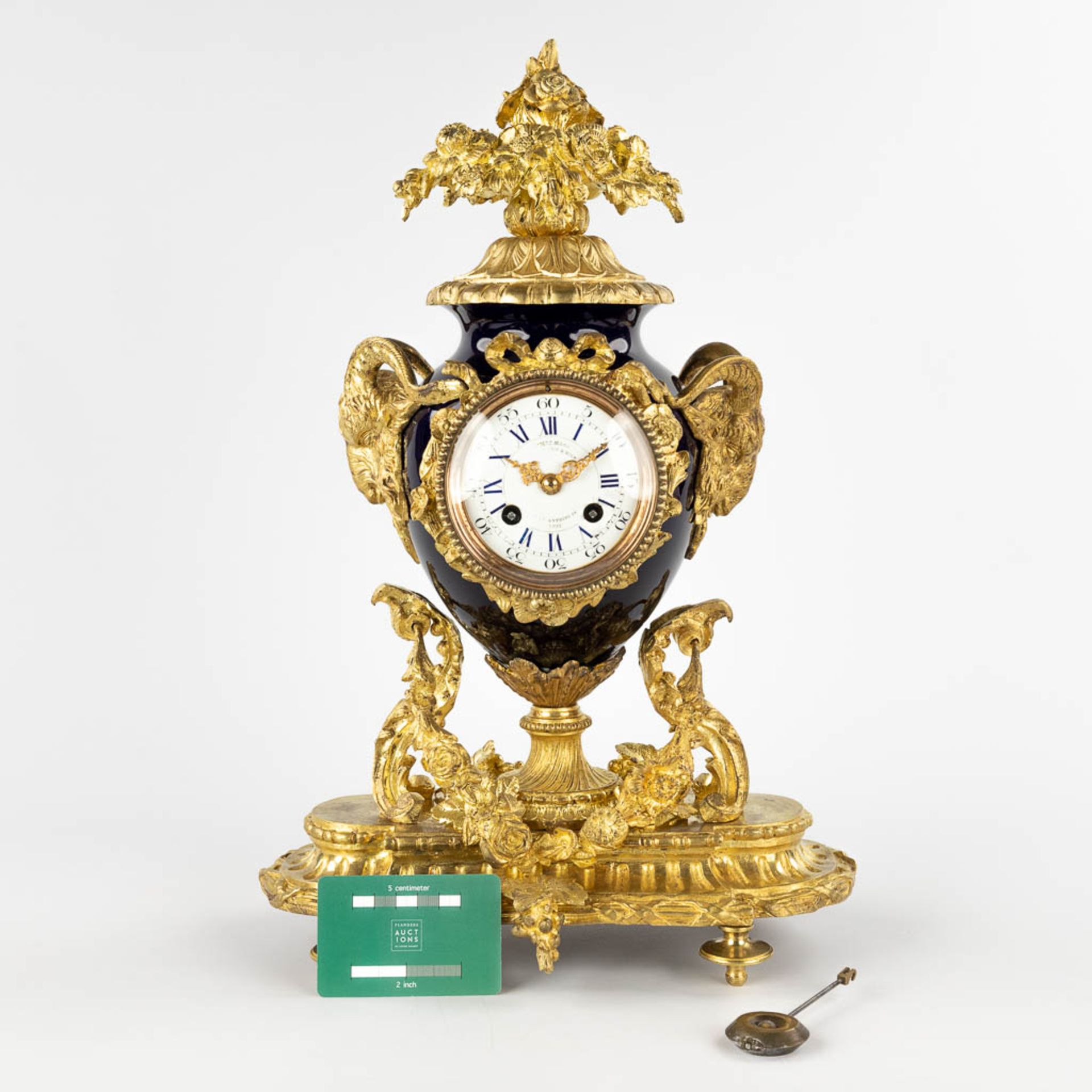 A mantle clock, gold-plated bronze on porcelain, finished with ram's heads. 19th C. (D:17 x W:46 x H - Bild 2 aus 16